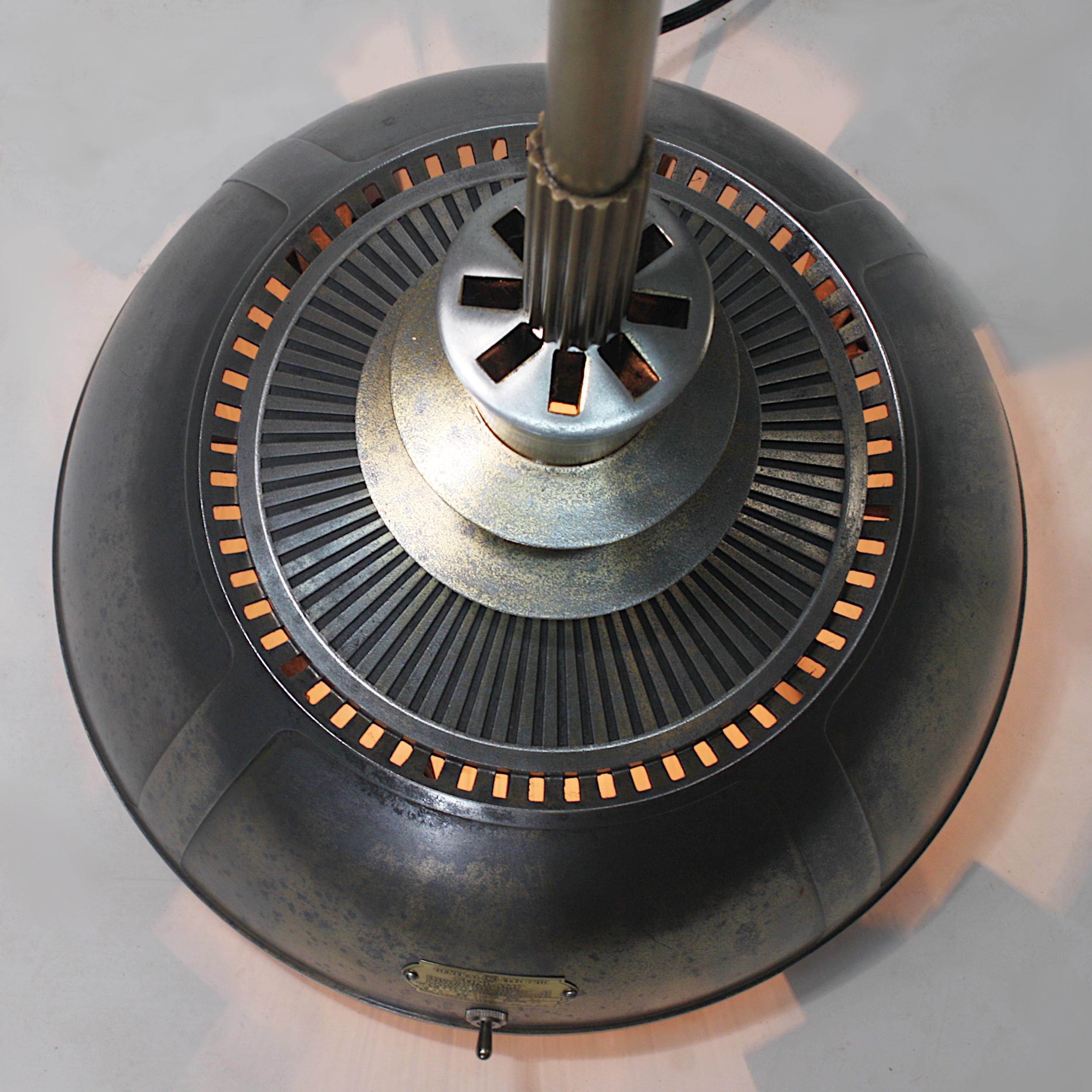 Vintage 1940s Mid-Century Modern Industrial Aluminum GE Sunlamp Floor Lamp In Good Condition In Lafayette, IN