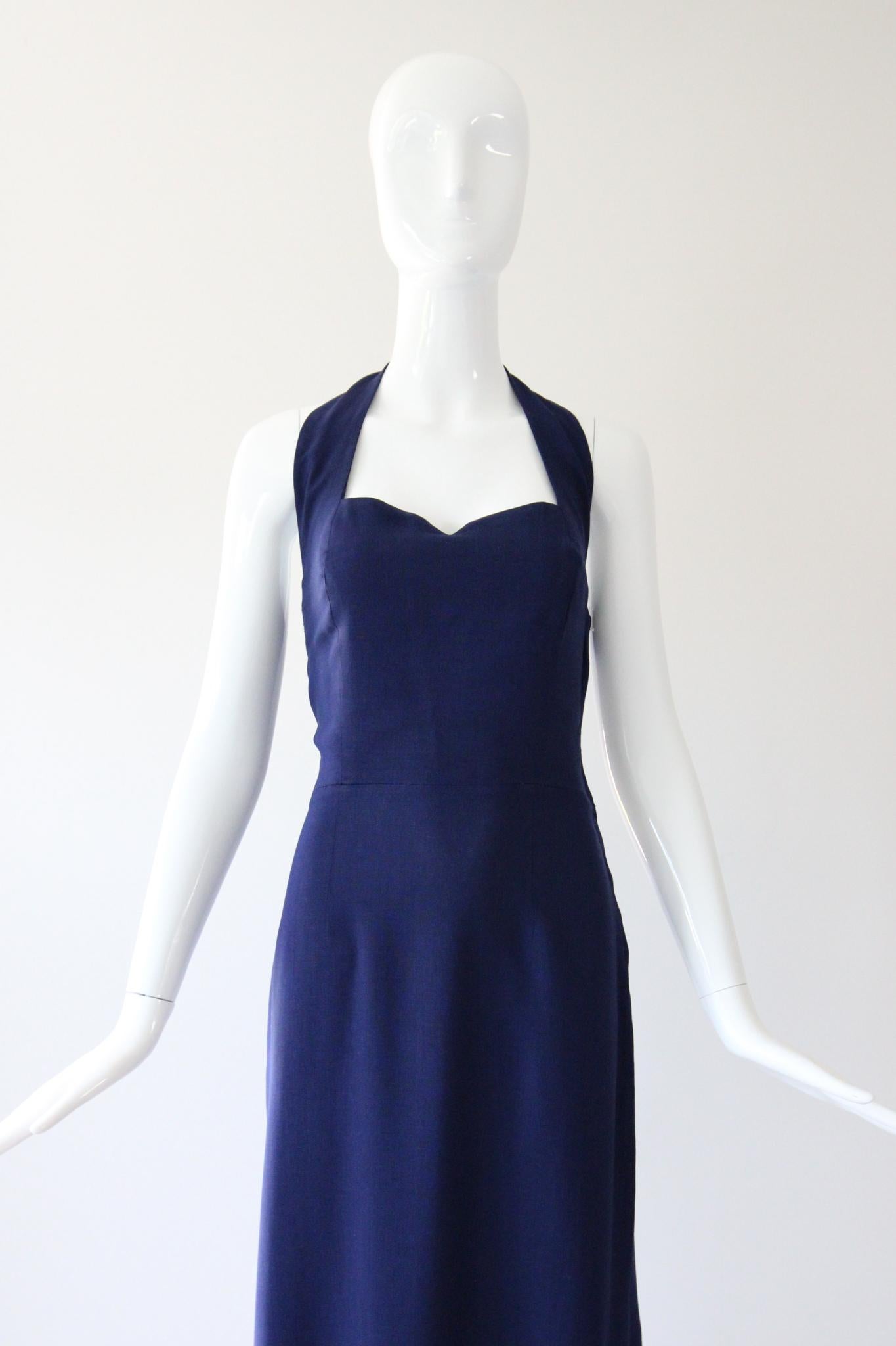 Réalisée dans une silhouette intemporelle, cette robe originale en coton des années 1940, d'un bleu marine français, est la pièce parfaite à ajouter à votre collection saisonnière.

L'élégante encolure crantée en forme de cœur est rehaussée d'une
