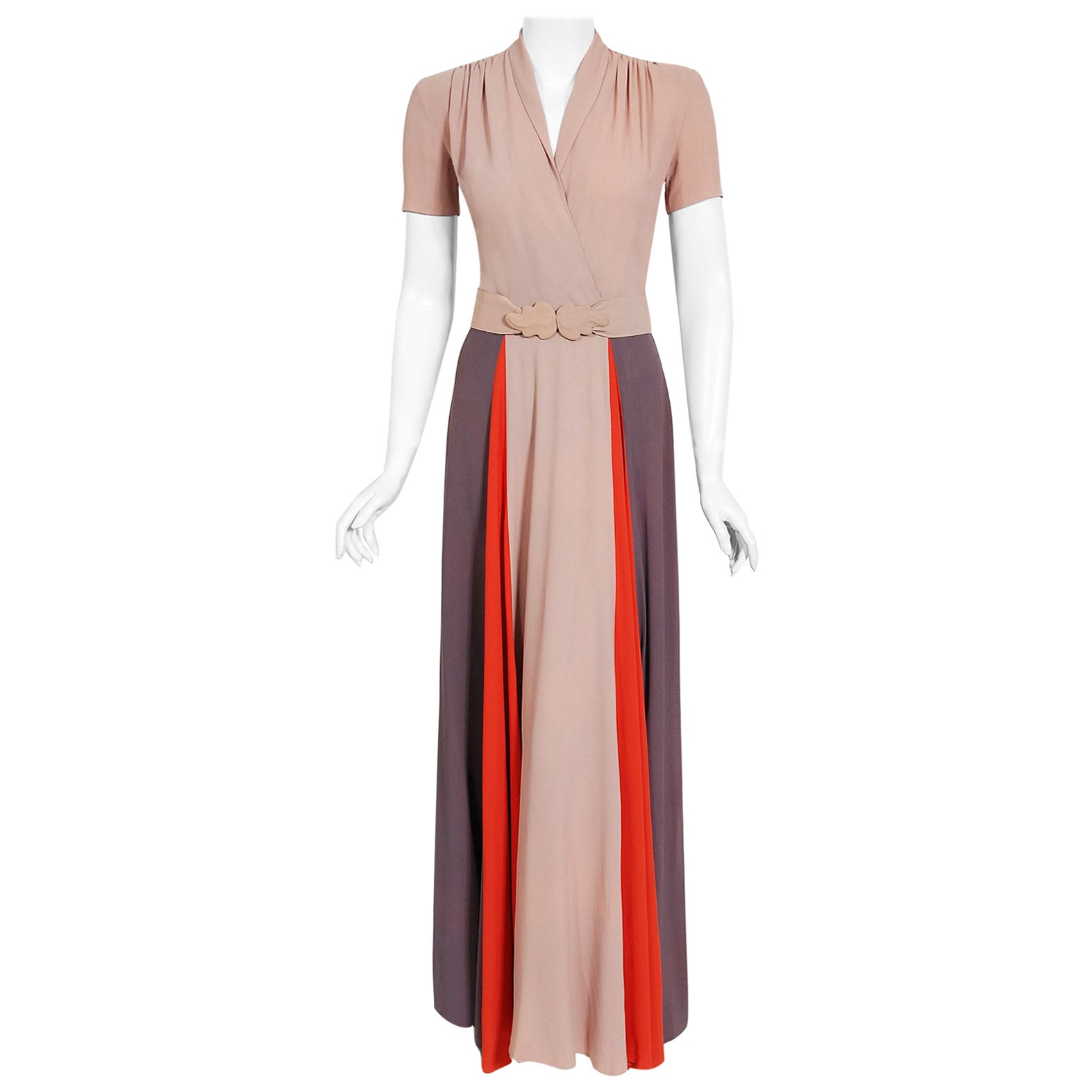 Robe longue ceinturée en crêpe taupe de couleur bloc avec ceinture, New York Creation, années 1940