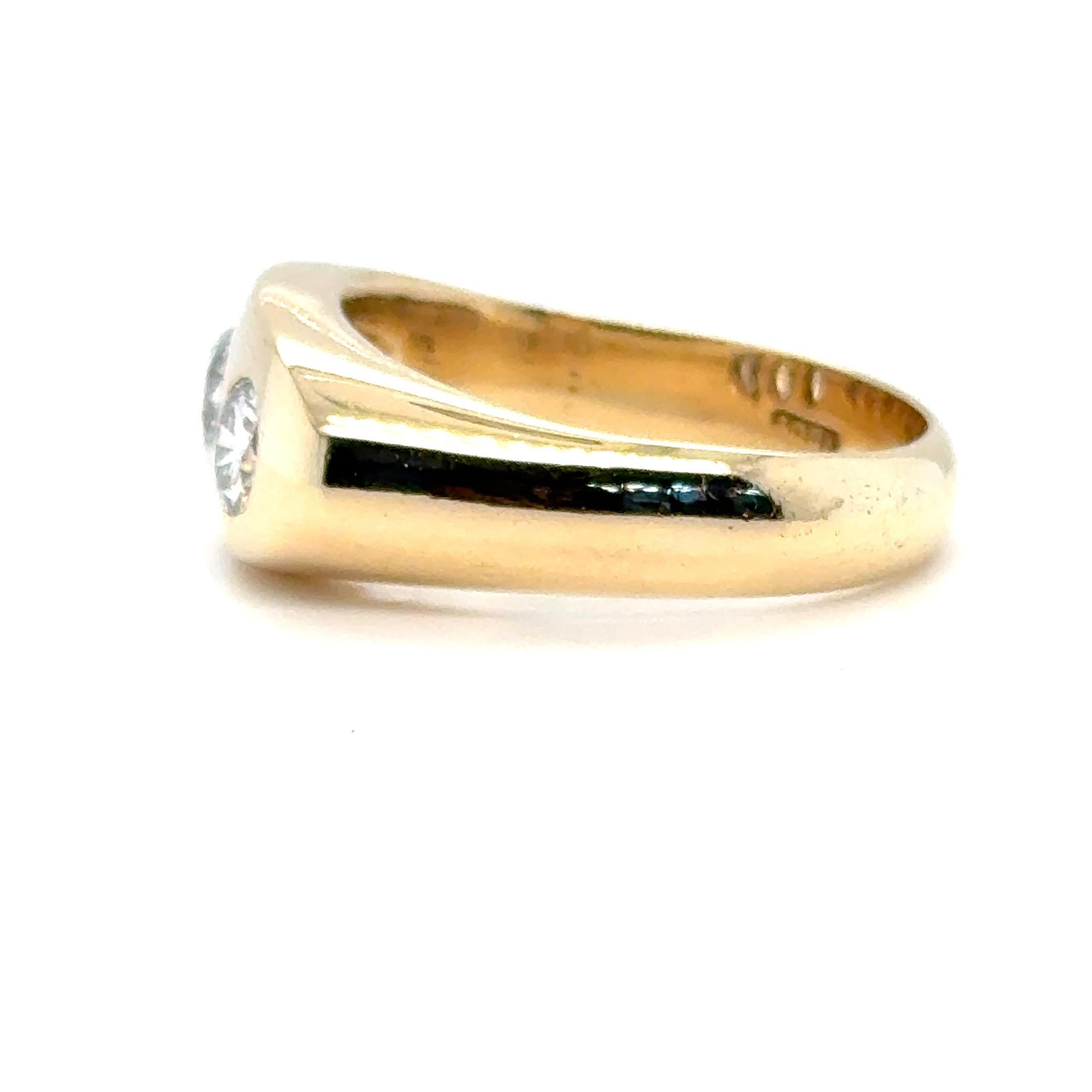 Vintage 1940s Old European Diamond Three Stone Gypsy Ring in 18ct Yellow Gold For Sale 4