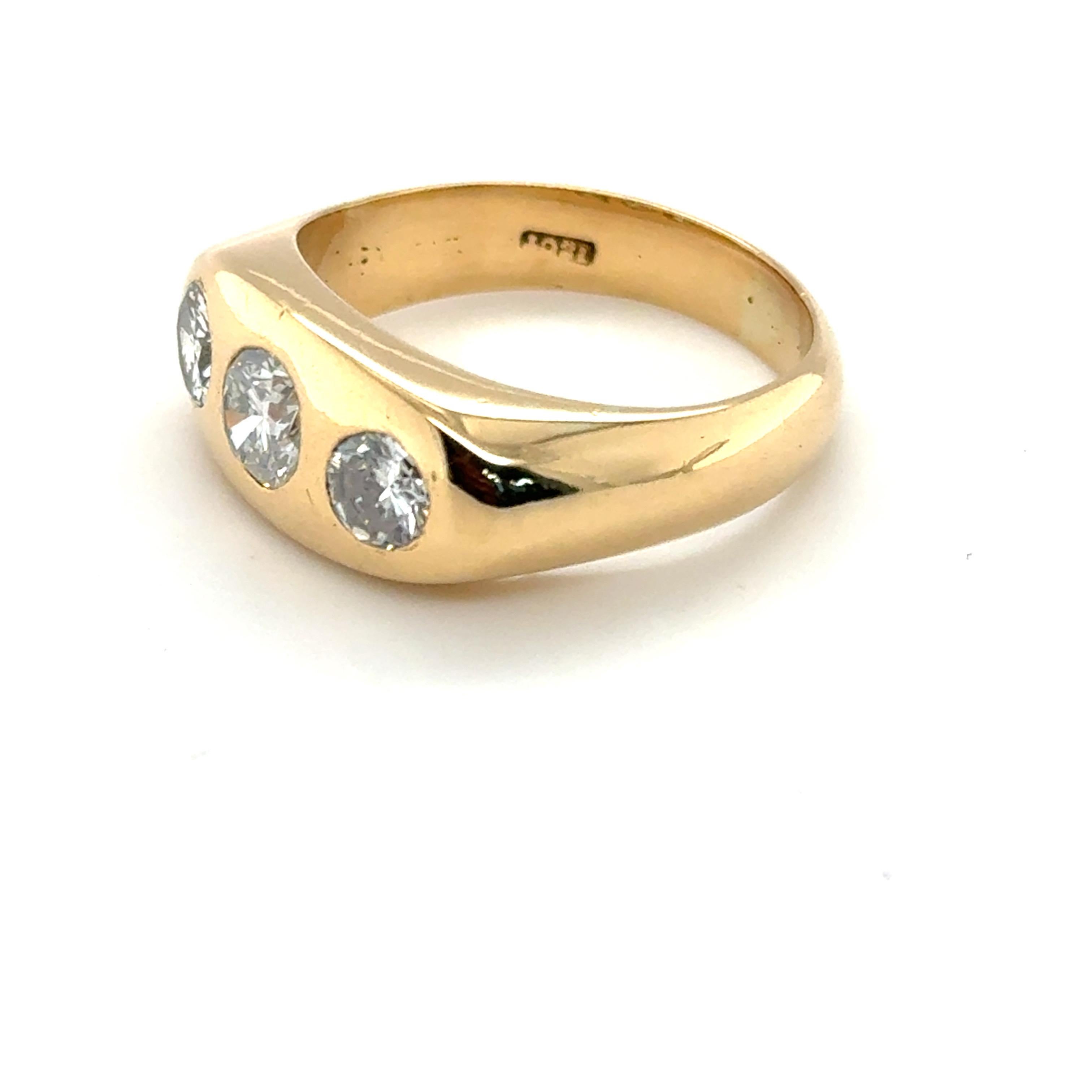 Vintage 1940s Old European Diamond Three Stone Gypsy Ring in 18ct Yellow Gold For Sale 6