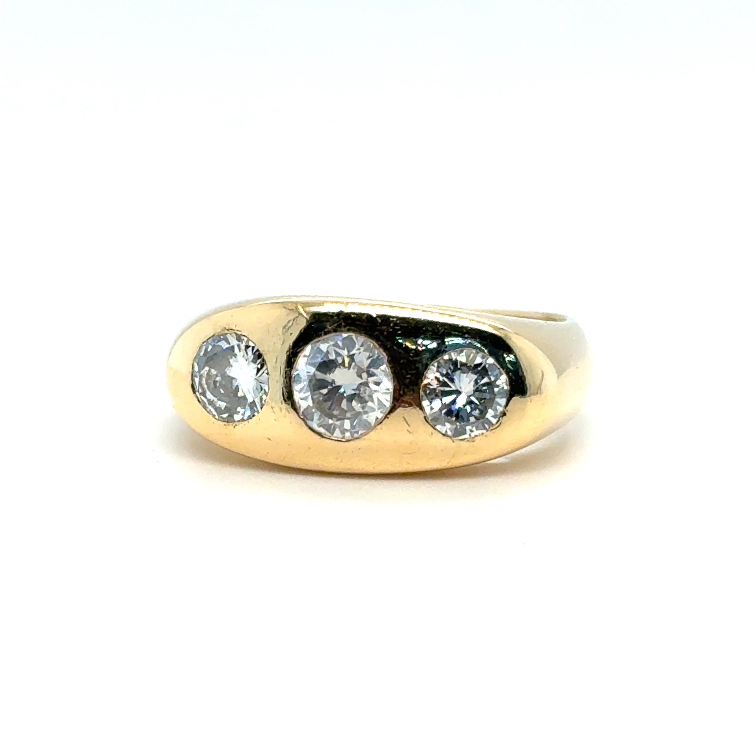Vintage 1940s Old European Diamond Three Stone Gypsy Ring in 18ct Yellow Gold For Sale 7