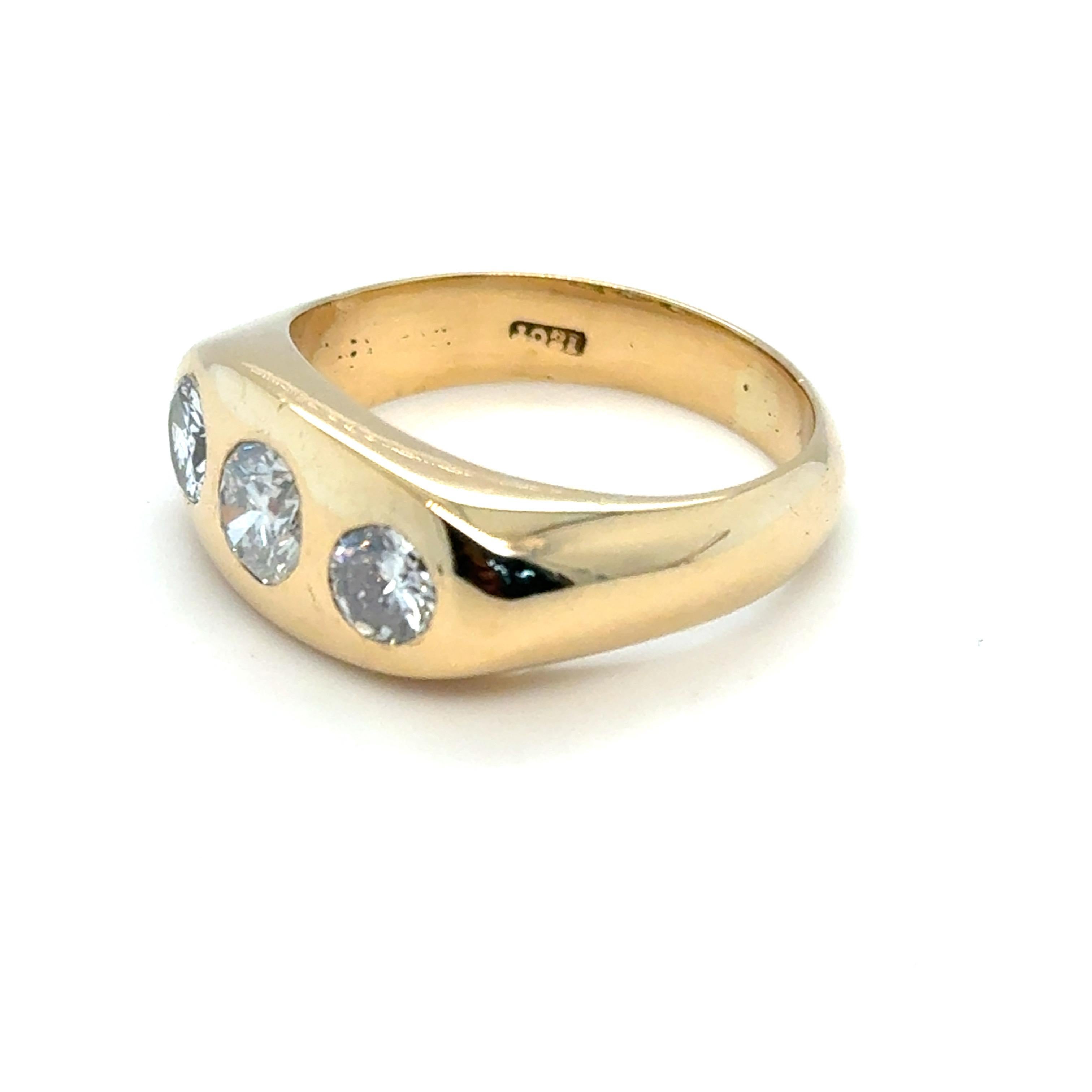 Vintage 1940s Old European Diamond Three Stone Gypsy Ring in 18ct Yellow Gold In Good Condition For Sale In London, GB