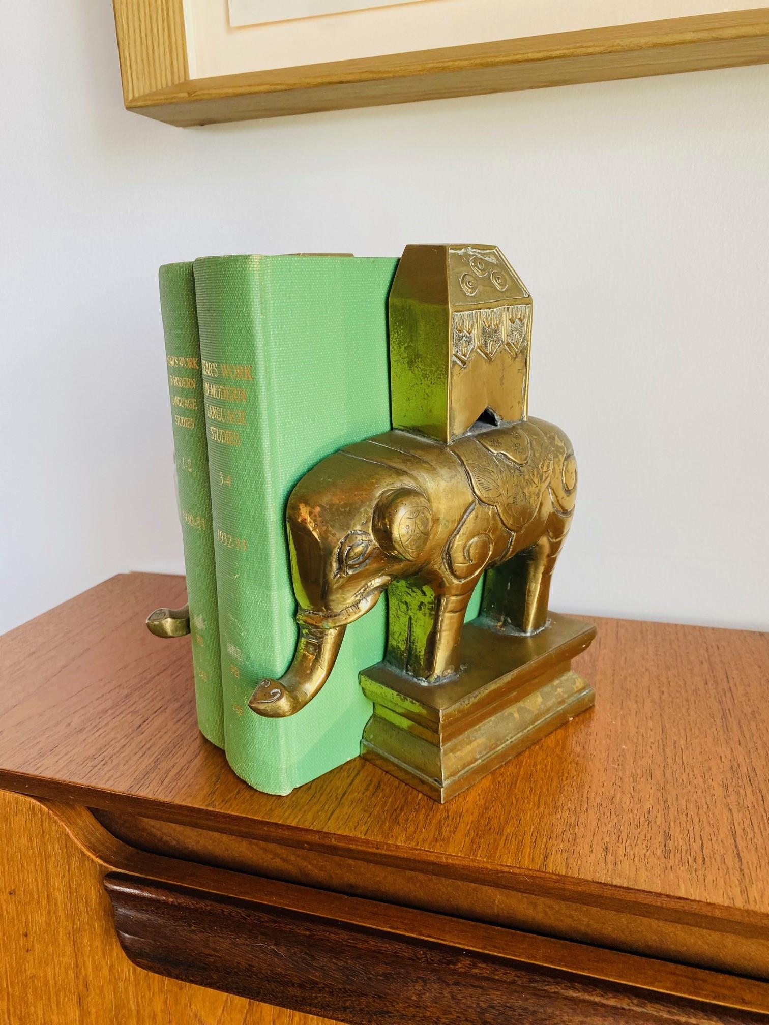 Vintage 1940s Pair of Sculptural Elephant Bookends in Solid Brass For Sale 4