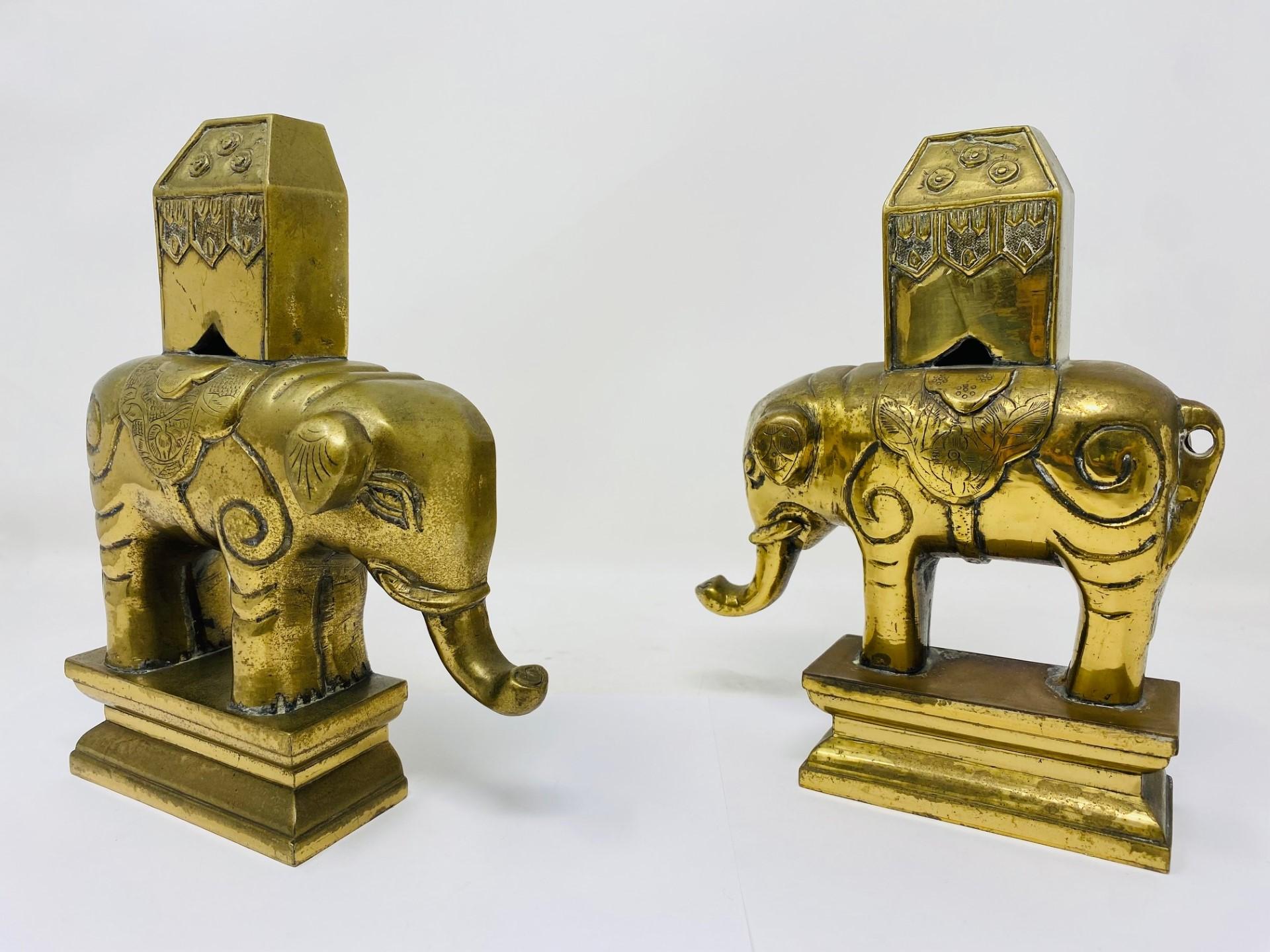 Hollywood Regency Vintage 1940s Paire de serre-livres éléphants sculpturaux en laiton massif en vente
