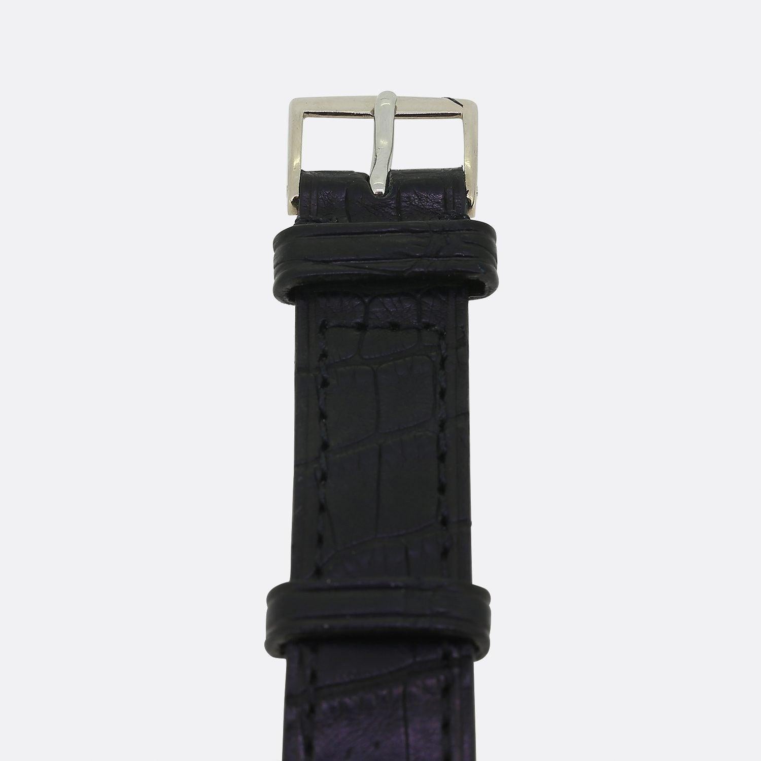 Dies ist eine wunderbare und seltene 1940er Jahre Herren Patek Philippe Armbanduhr. Die Uhr verfügt über ein silbernes Zifferblatt mit weißen Stunden- und Minutenzeigern und einem Sekundenzifferblatt bei 6 Uhr. Die Uhr wurde mit einem neuen