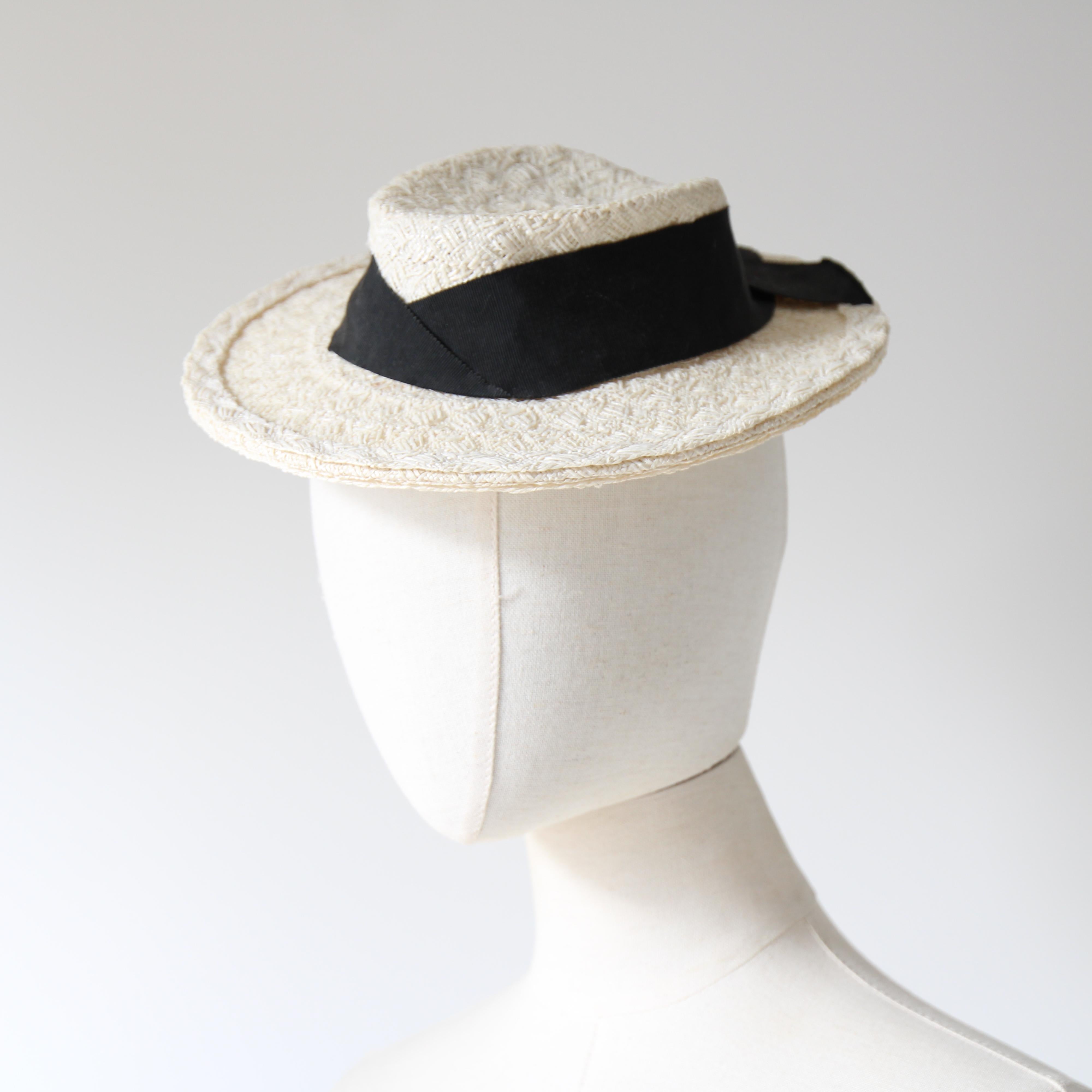Beige Vintage 1940's Percher hat vintage 1950's monochrome straw percher tilt hat