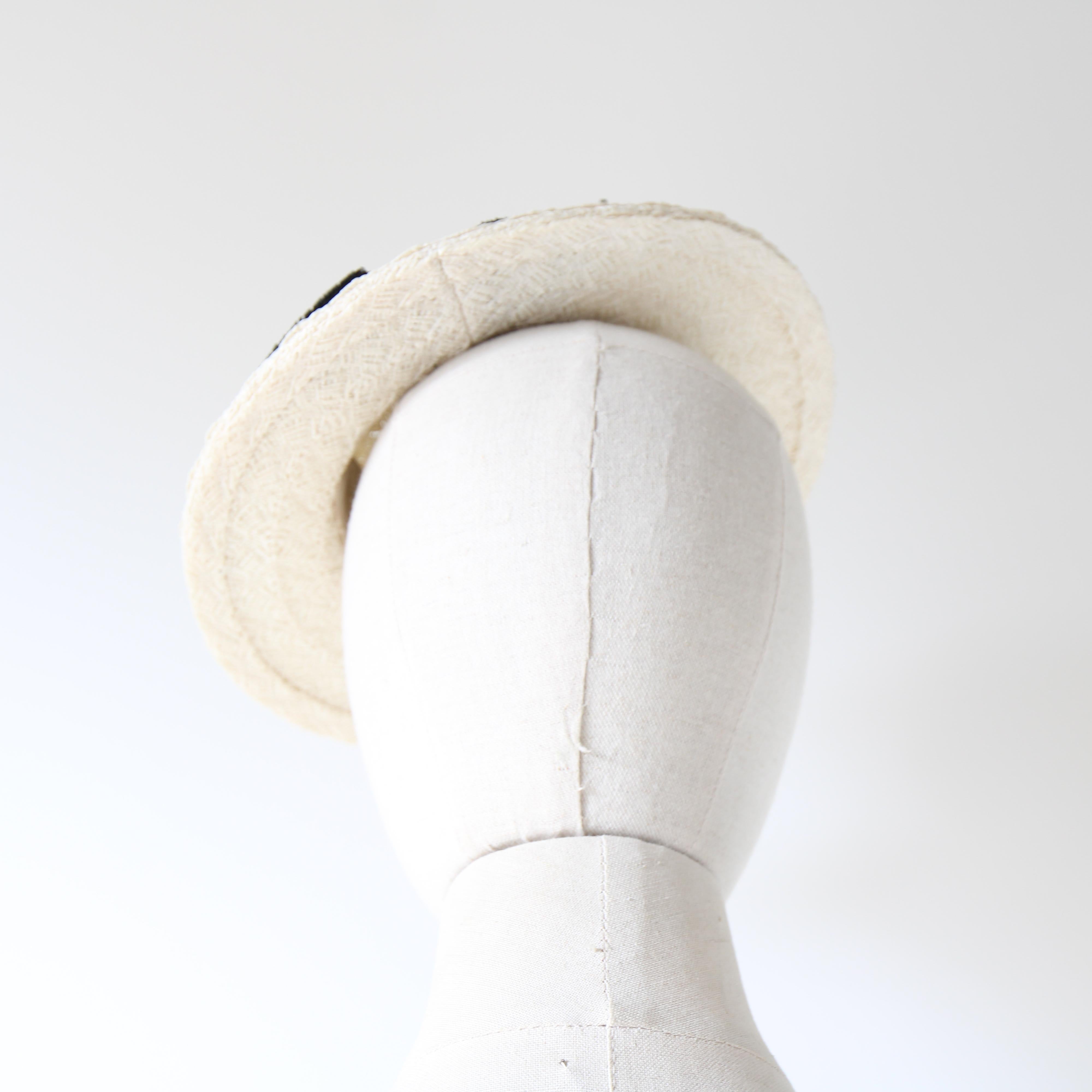 Vintage 1940's Percher hat vintage 1950's monochrome straw percher tilt hat In Good Condition In Cheltenham, GB