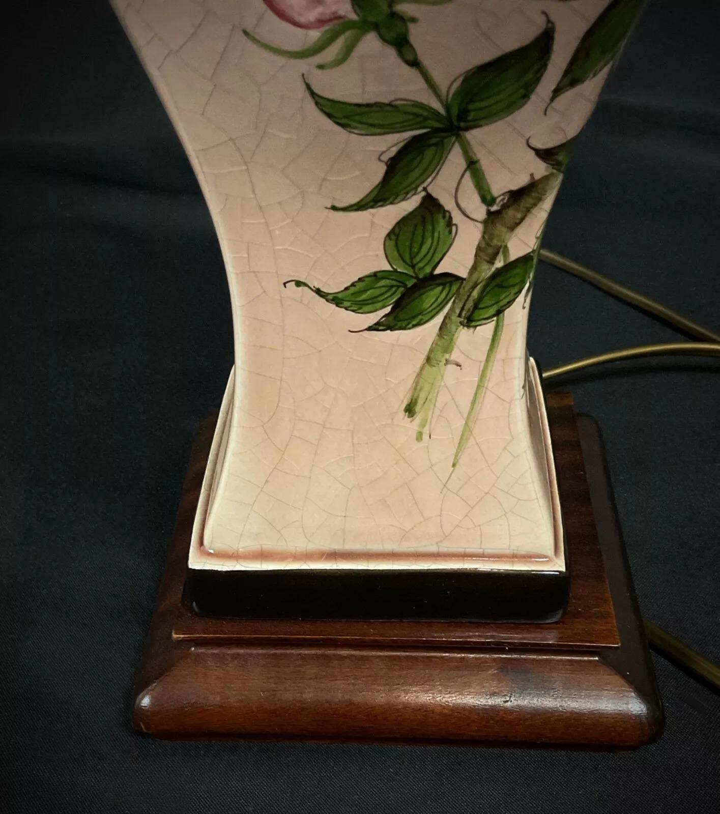 This vintage pink ceramic table lamp from the 1940s, featuring a charming floral shade and a dimmer, is a beautiful addition to any decor. Measuring 28.3 inches (72 cm) in height, 5.1 inches (13 cm) in length, and 5.1 inches (13 cm) in width, this