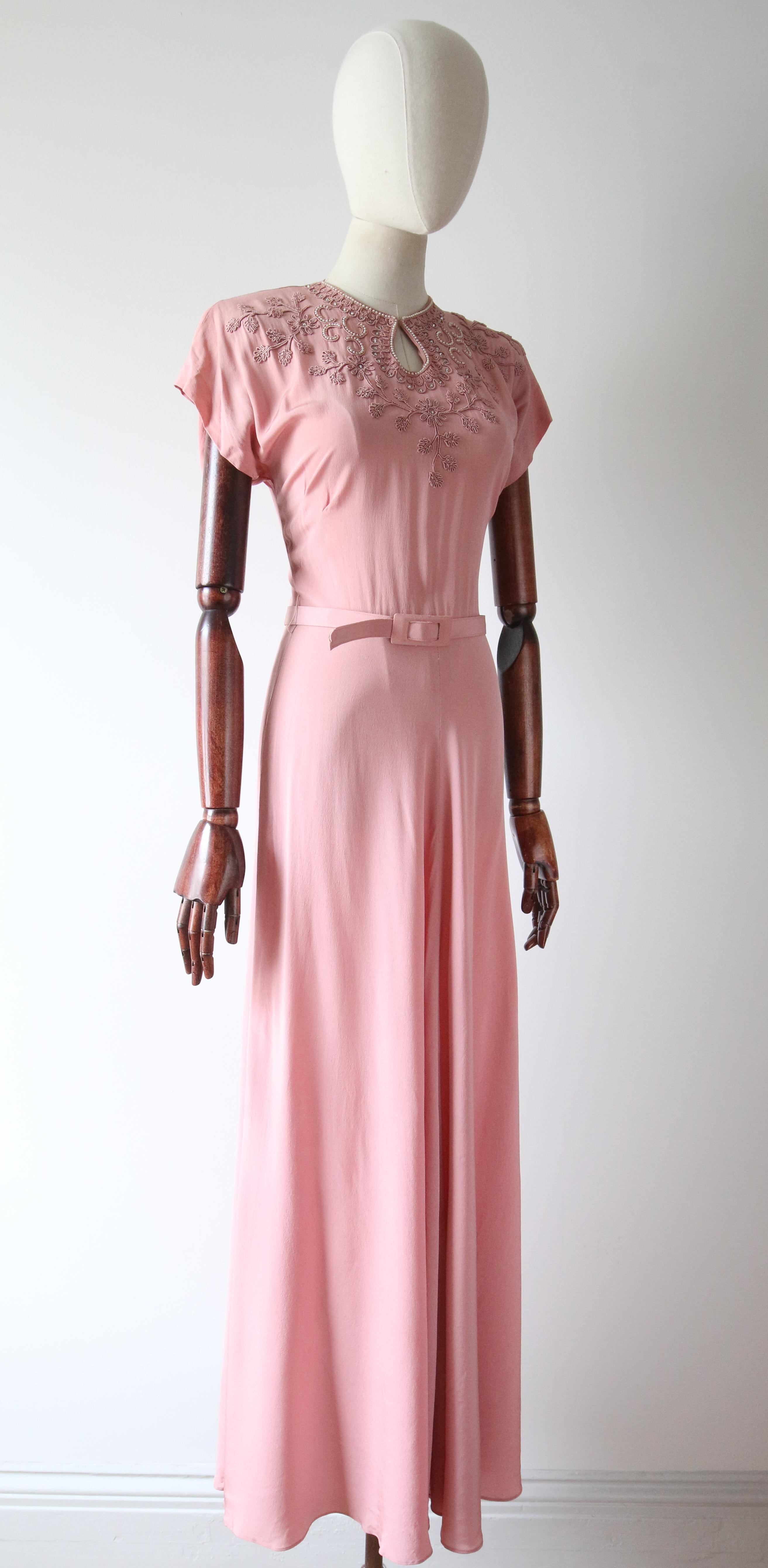 Robe de soirée vintage en soie rose perlée à fleurs des années 1940 GB 8 US 4 en vente 4
