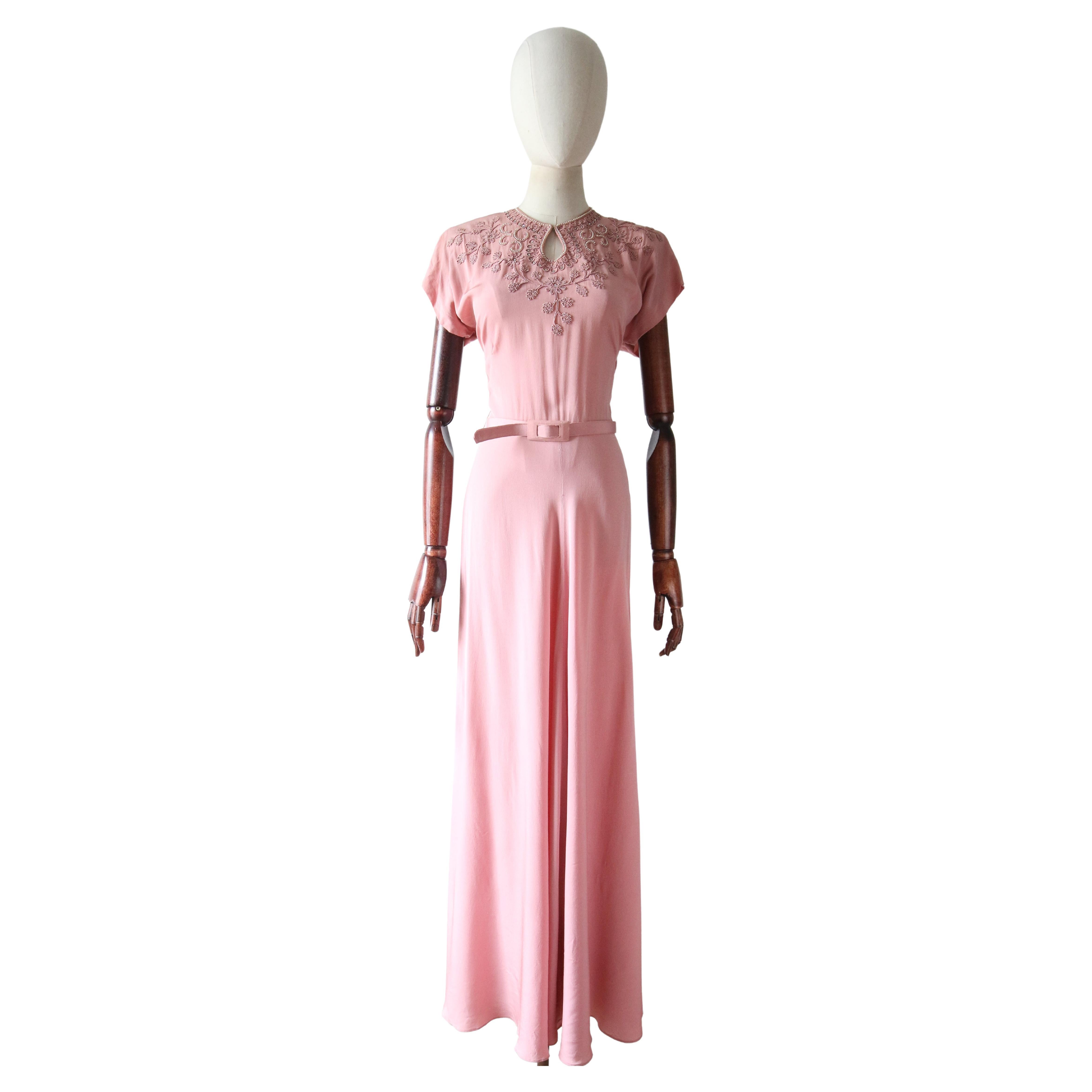 Robe de soirée vintage en soie rose perlée à fleurs des années 1940 GB 8 US 4 en vente