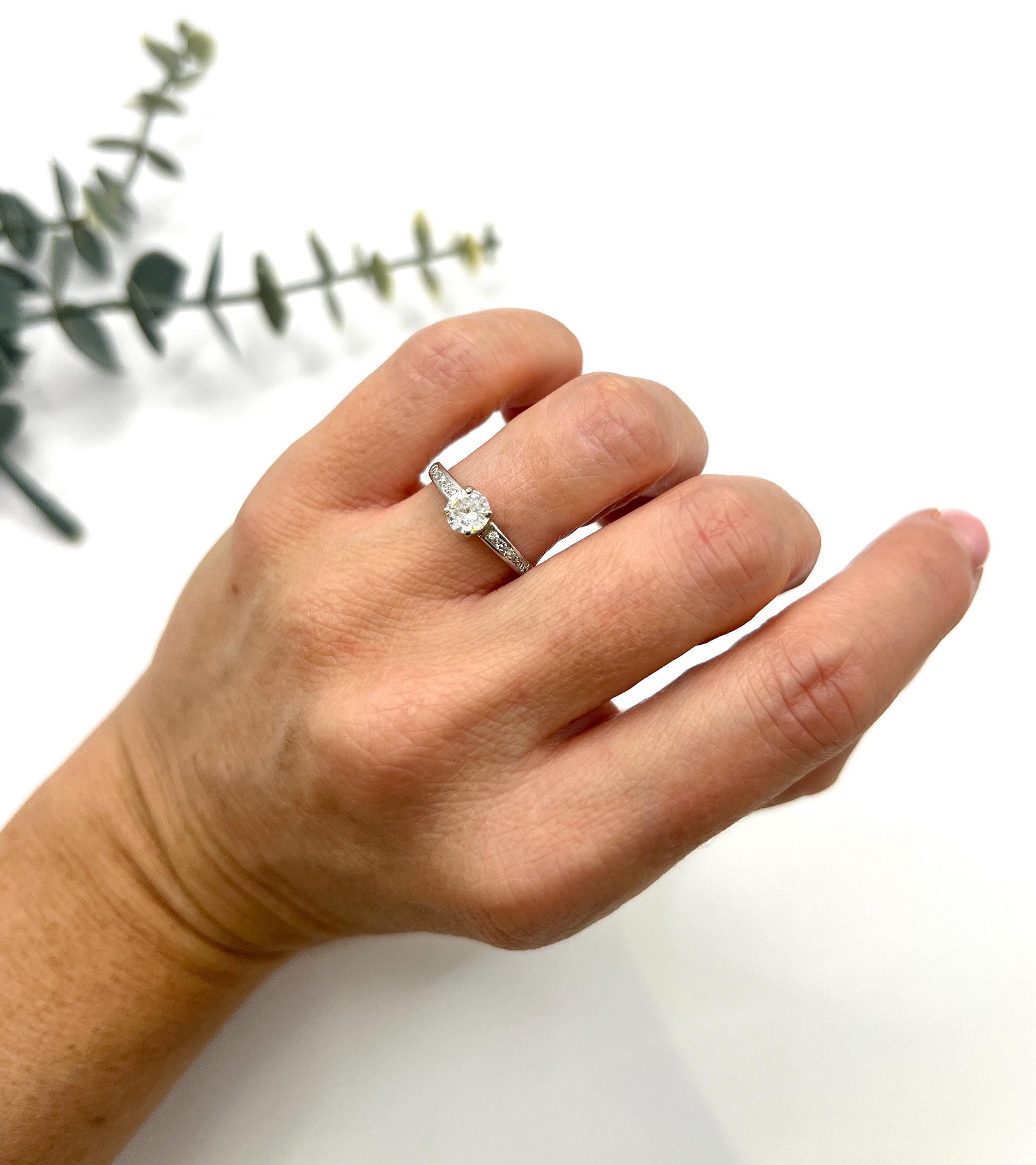 Anillo de compromiso de diamantes de 0,50 quilates en platino, vintage, años 40 Corte brillante en venta