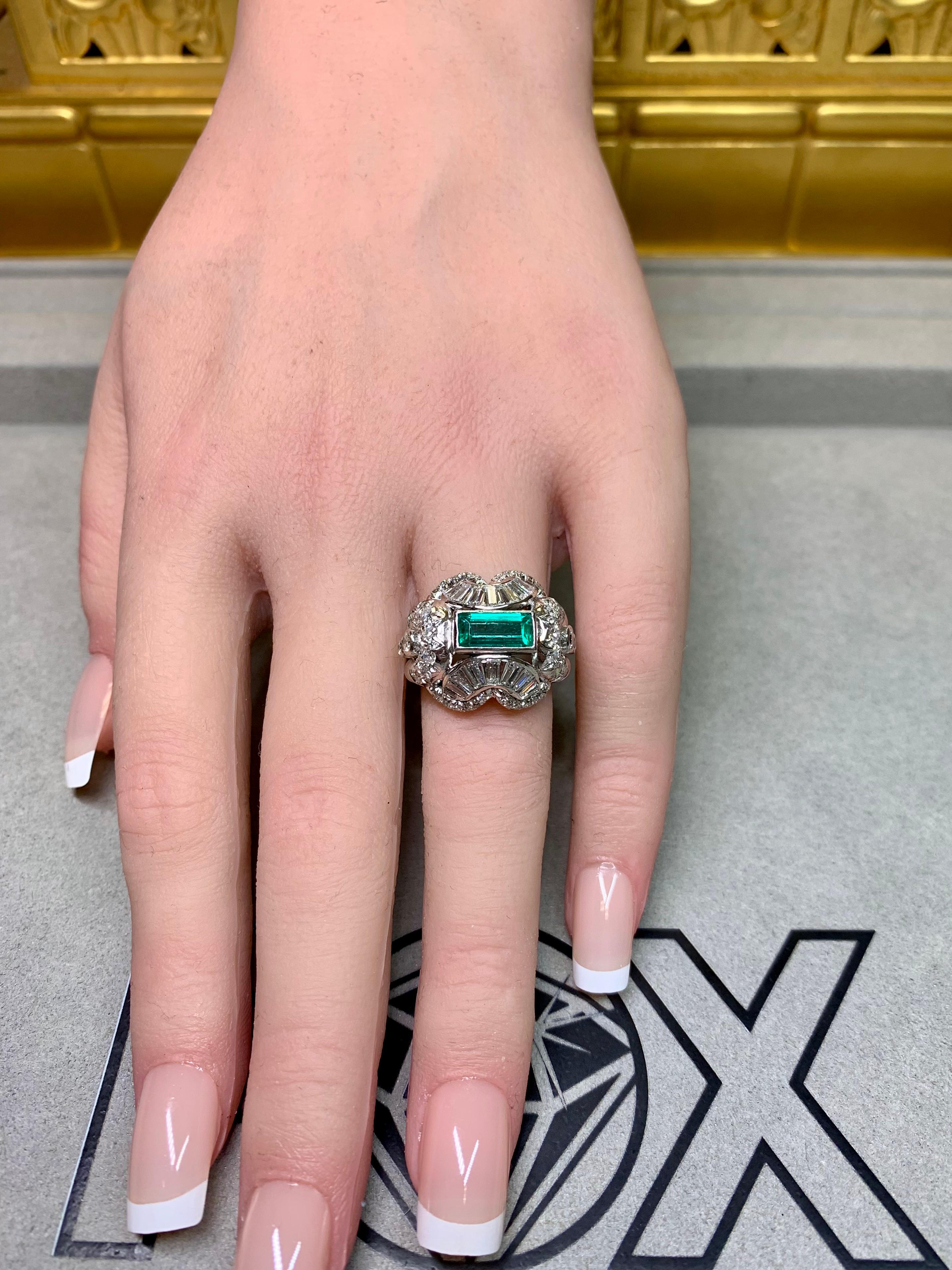 Vintage By 1940 Platinum Baguette Round Diamond Emerald Cocktail Ring 3,54ctw in vendita 4