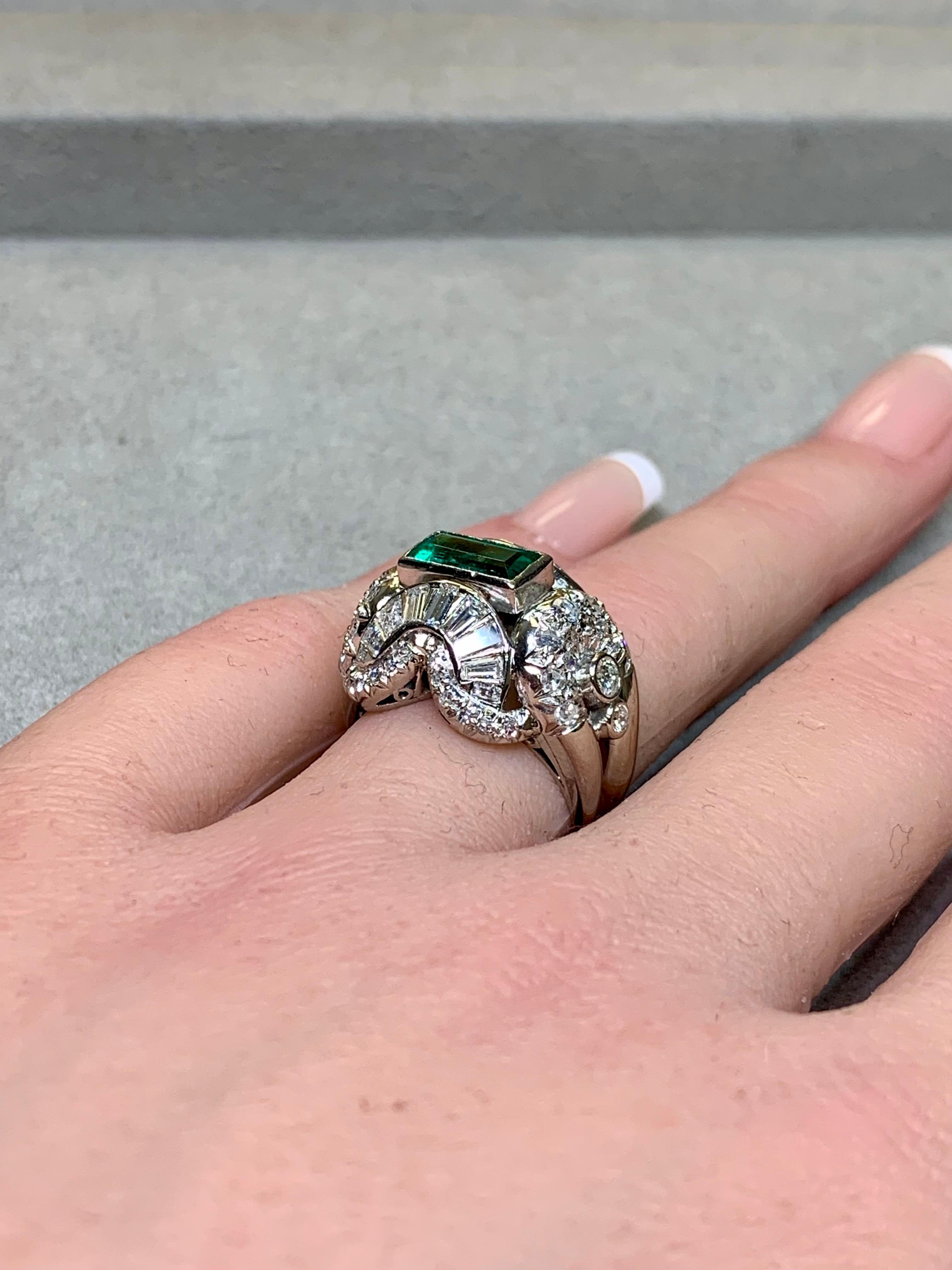 Vintage By 1940 Platinum Baguette Round Diamond Emerald Cocktail Ring 3,54ctw in vendita 5