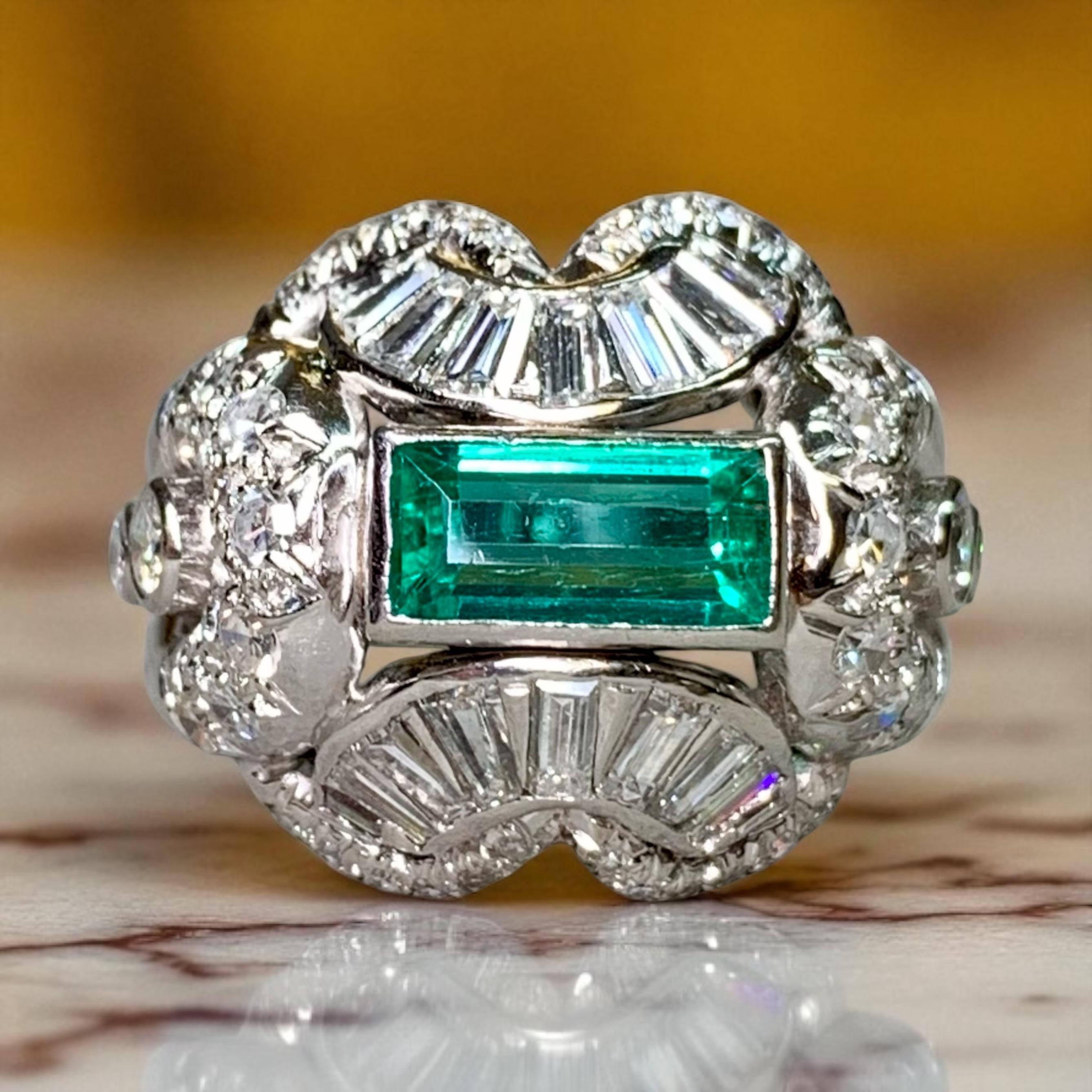 Vintage By 1940 Platinum Baguette Round Diamond Emerald Cocktail Ring 3,54ctw in vendita 6