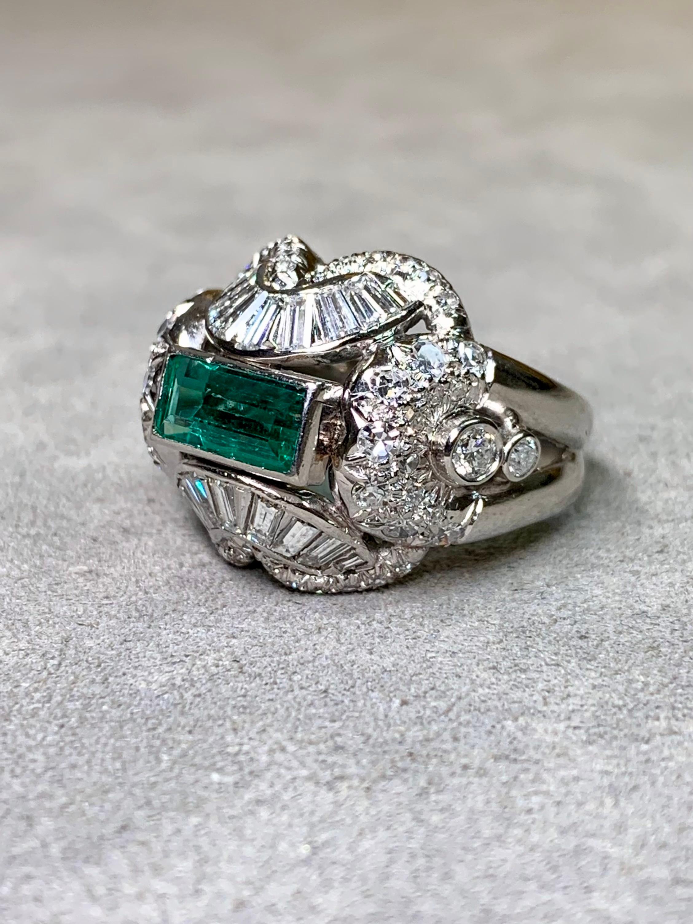 Rétro Vintage By 1940 Platinum Baguette Round Diamond Emerald Cocktail Ring 3,54ctw in vendita