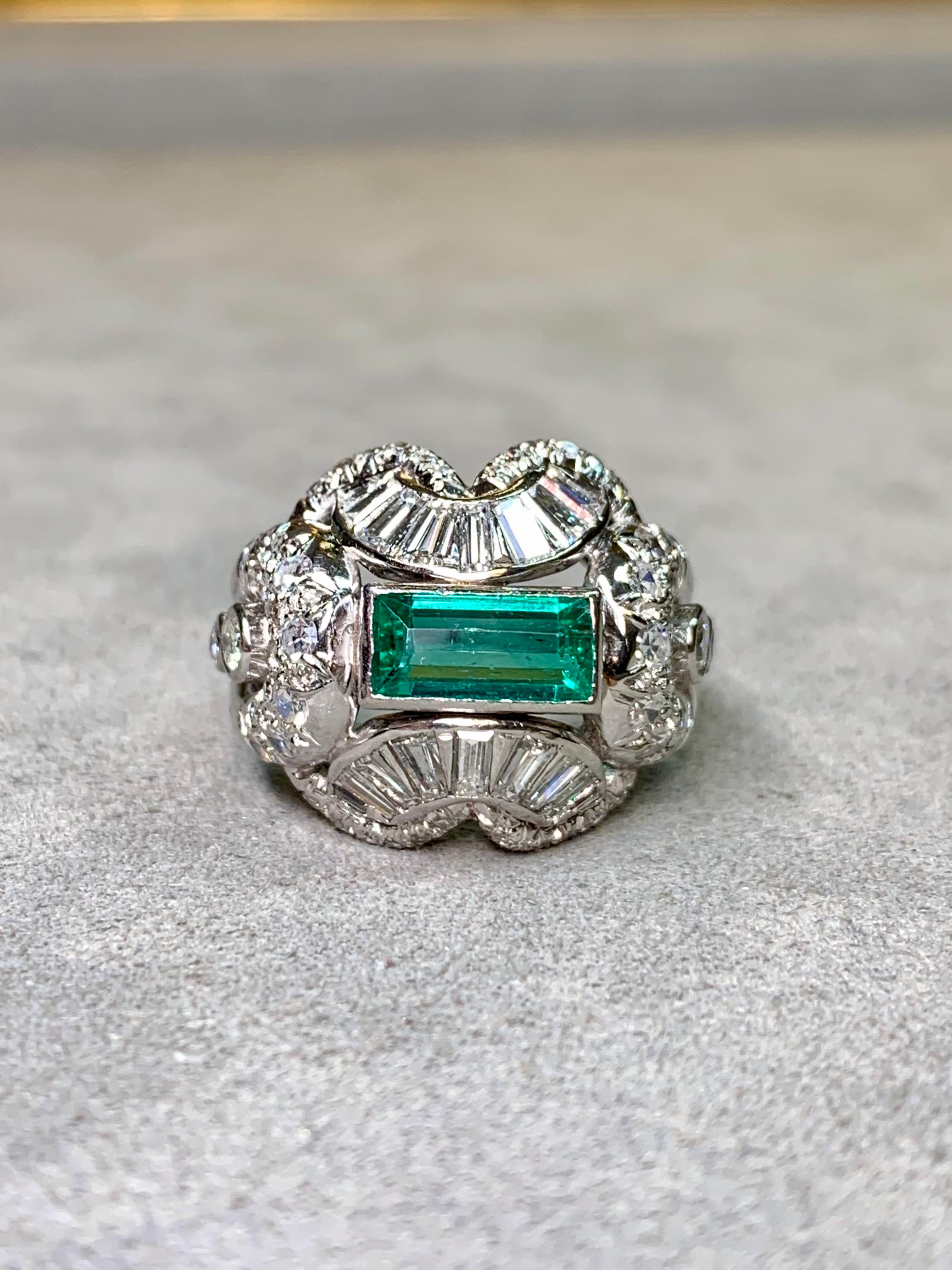 Taglio baguette Vintage By 1940 Platinum Baguette Round Diamond Emerald Cocktail Ring 3,54ctw in vendita