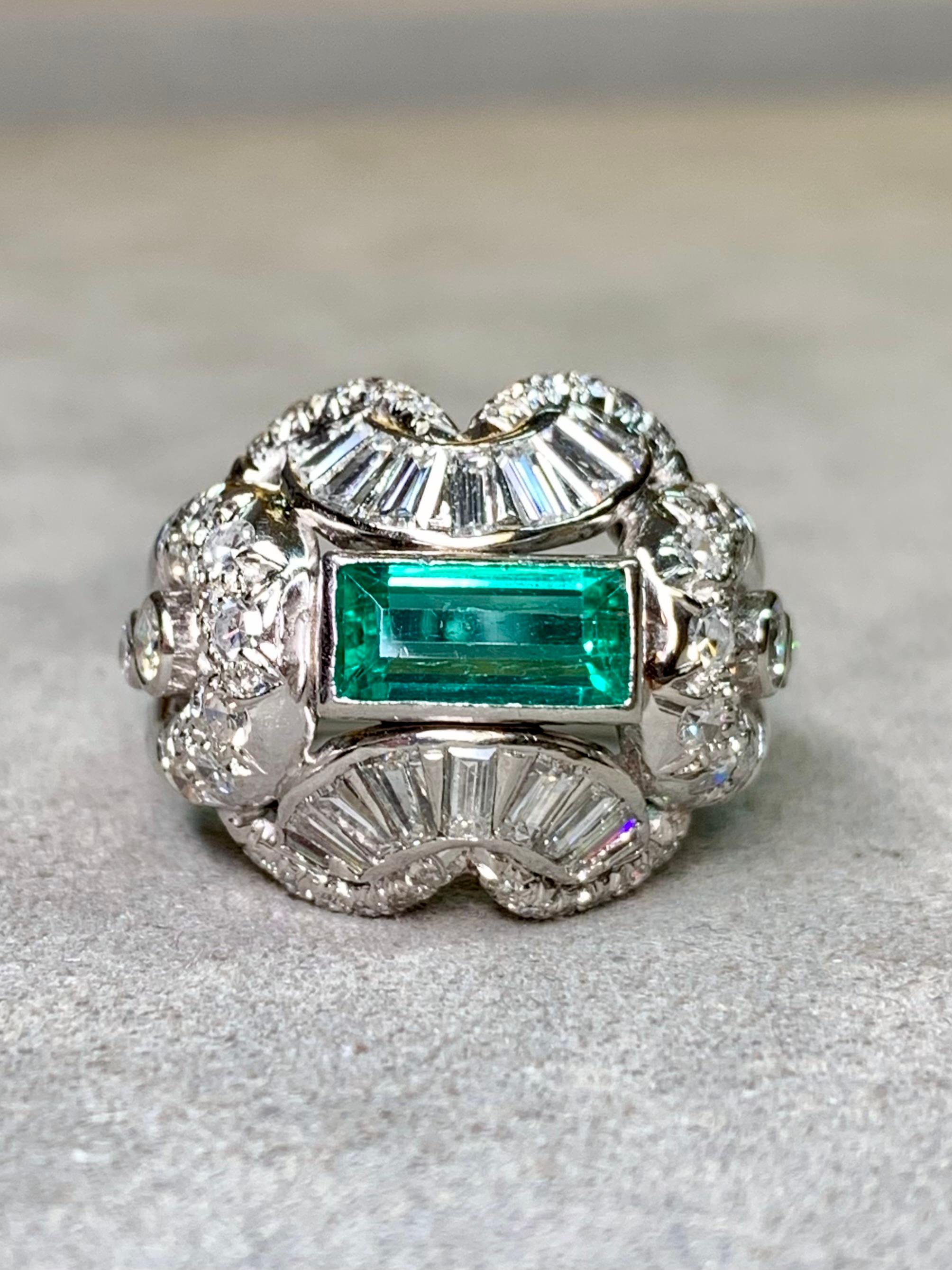 Vintage By 1940 Platinum Baguette Round Diamond Emerald Cocktail Ring 3,54ctw In condizioni buone in vendita a Winter Springs, FL