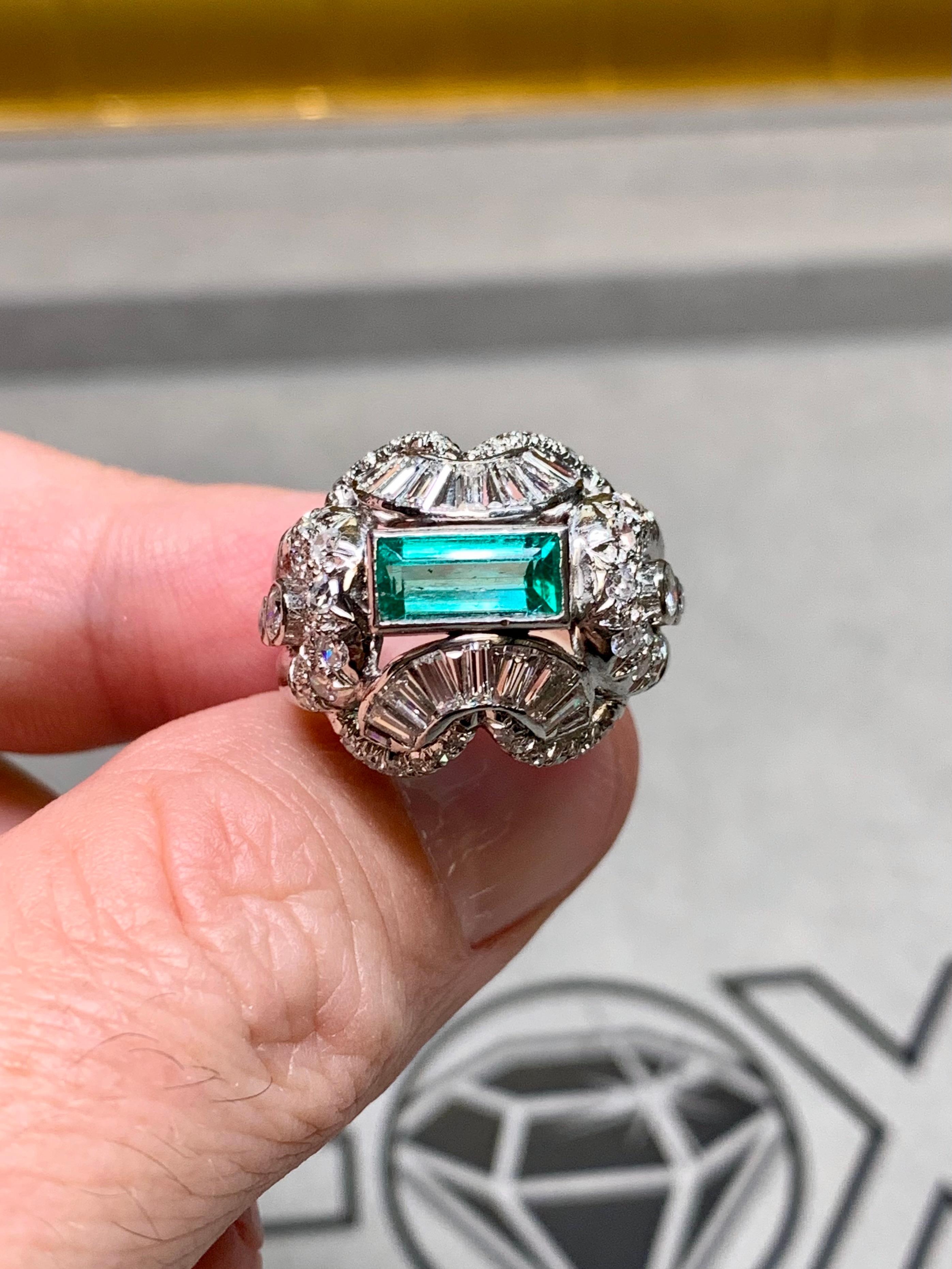 da uomo o donna Vintage By 1940 Platinum Baguette Round Diamond Emerald Cocktail Ring 3,54ctw in vendita