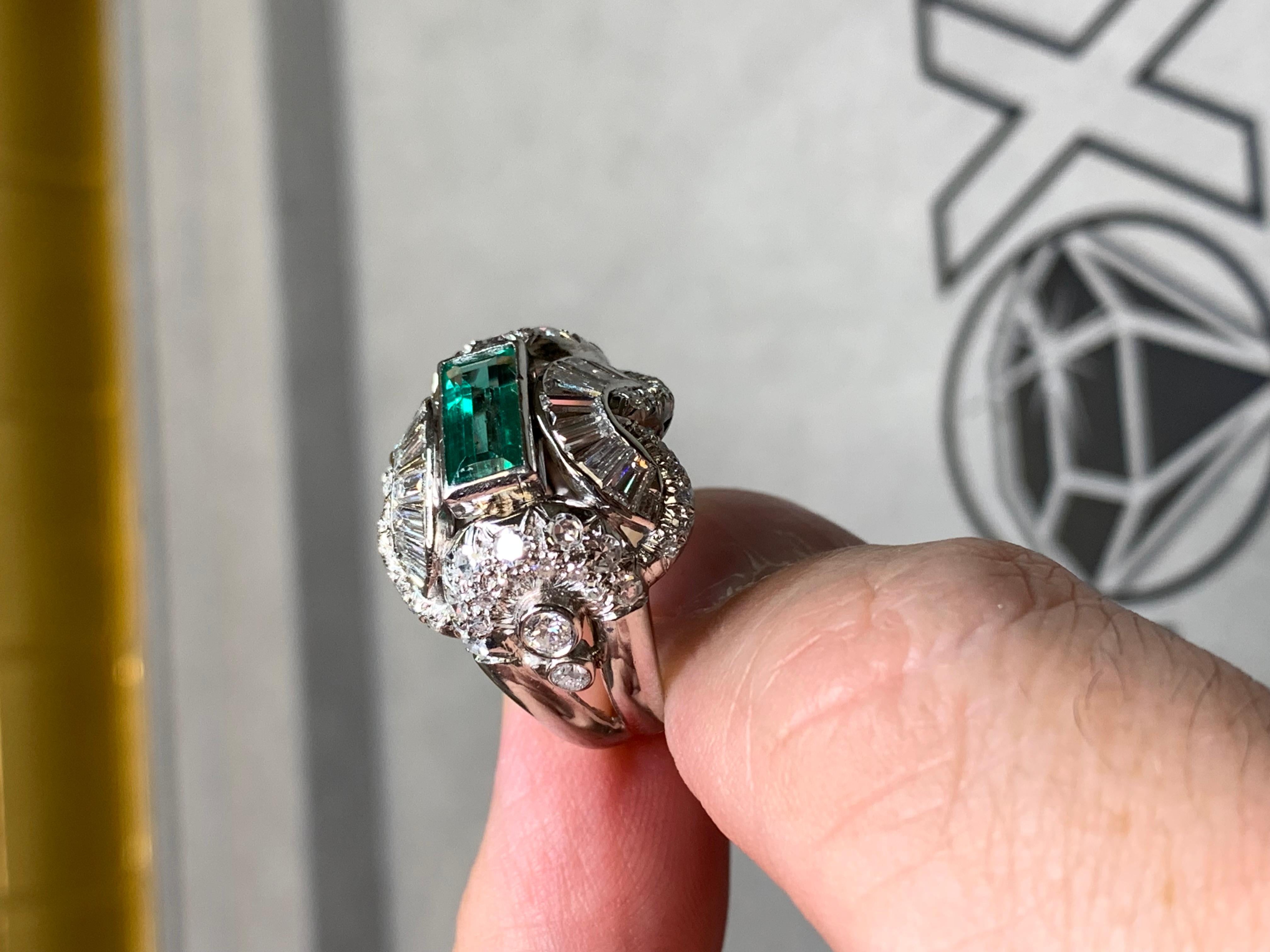 Vintage By 1940 Platinum Baguette Round Diamond Emerald Cocktail Ring 3,54ctw in vendita 1