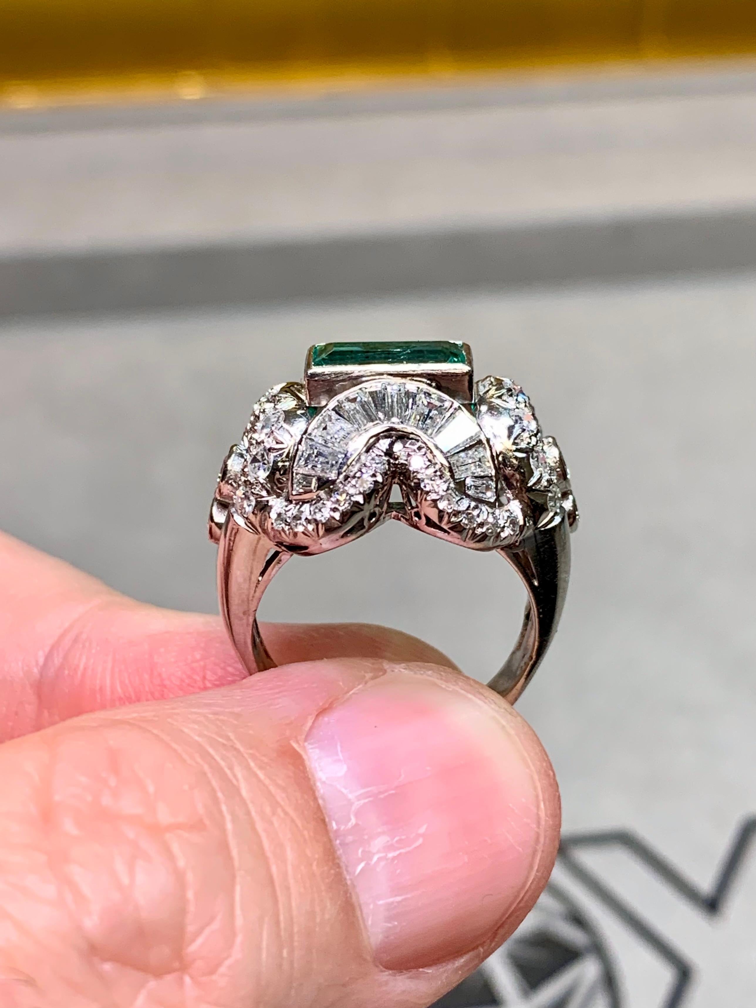 Vintage By 1940 Platinum Baguette Round Diamond Emerald Cocktail Ring 3,54ctw in vendita 2