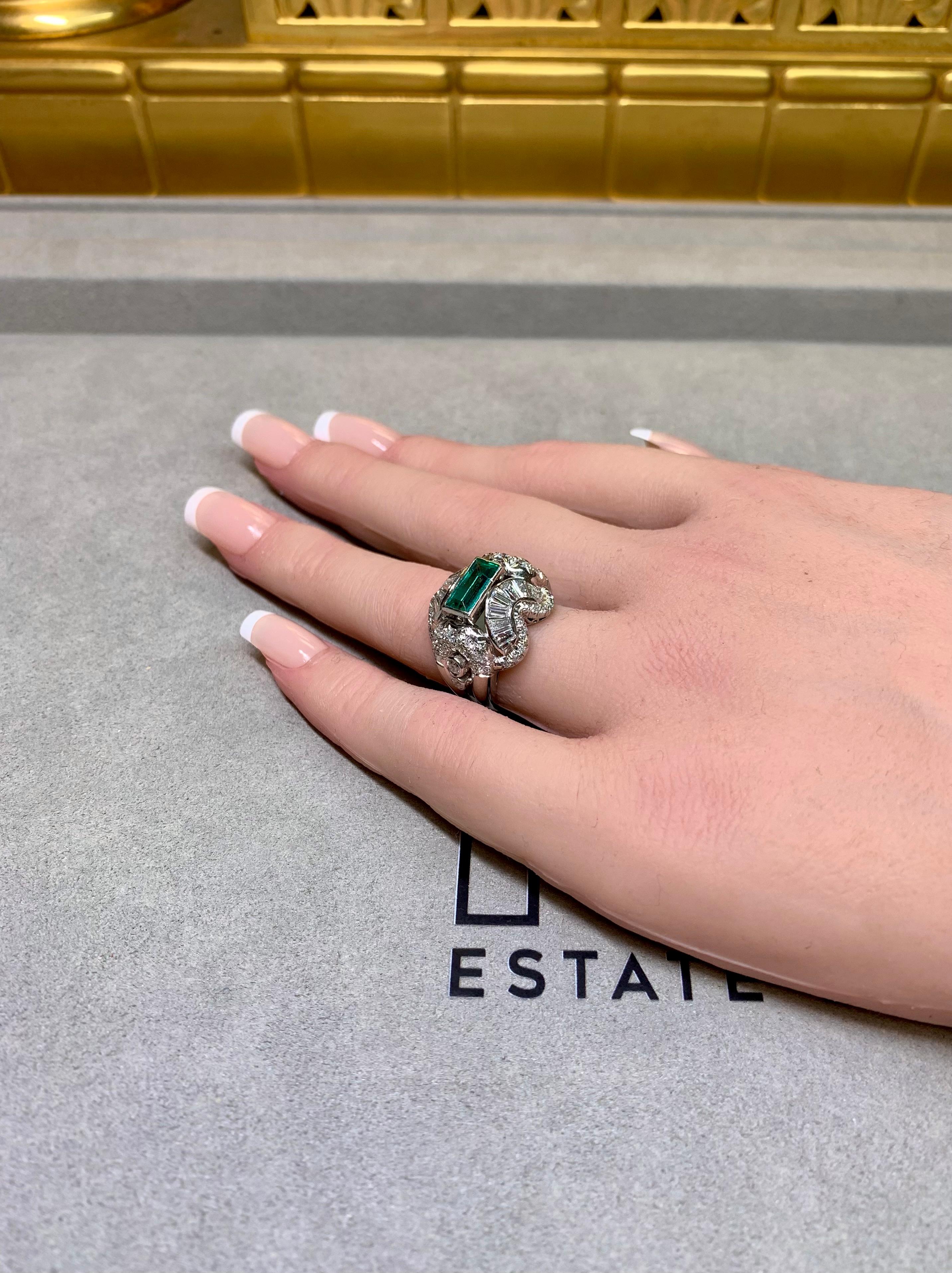 Vintage By 1940 Platinum Baguette Round Diamond Emerald Cocktail Ring 3,54ctw in vendita 3