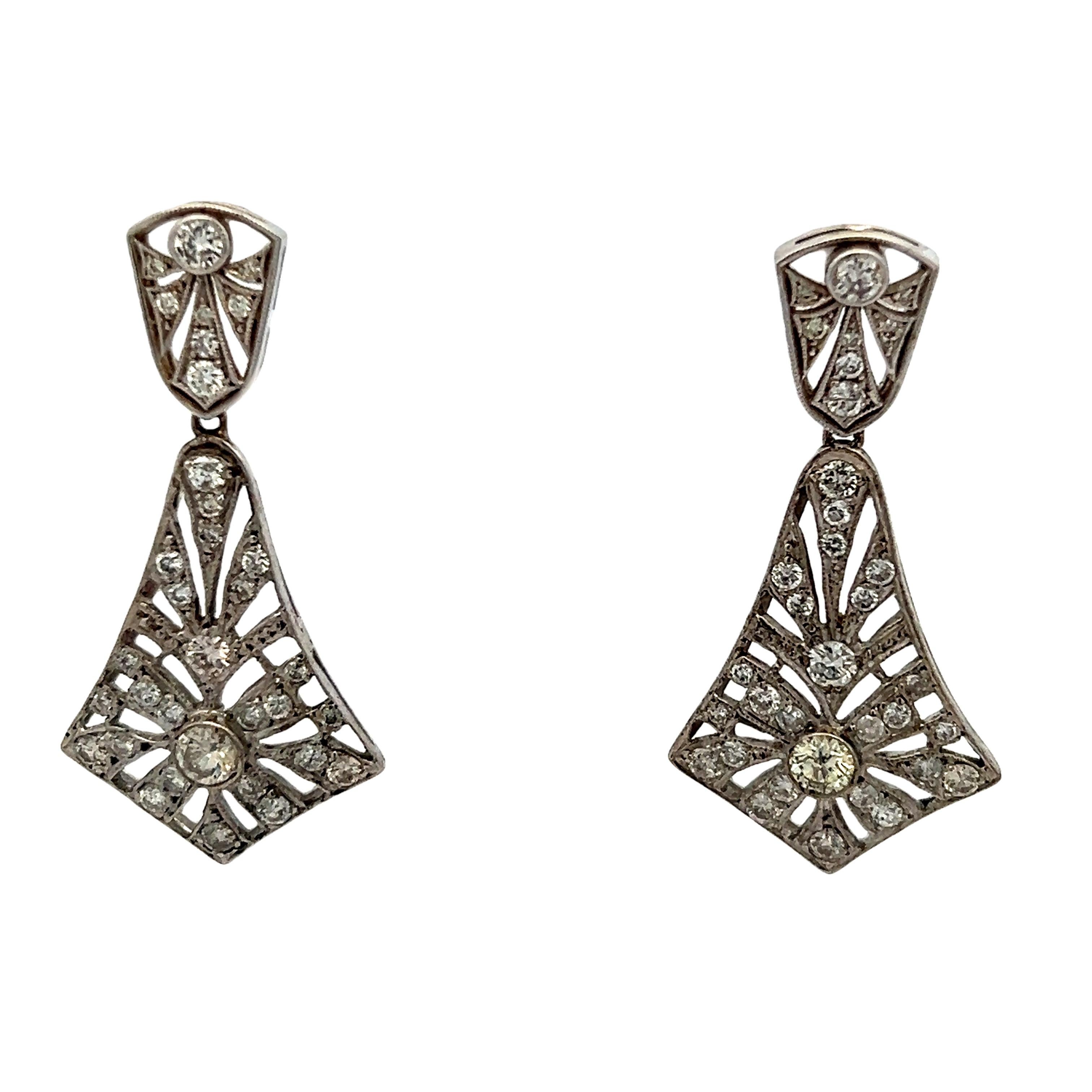 Eleganti e senza tempo, questi orecchini vintage in platino degli anni '40 mostrano una raffinata geometria ispirata all'Art Déco con brillanti scintille. Realizzato in platino, ogni orecchino presenta intricati motivi a ventaglio e a raggiera, con