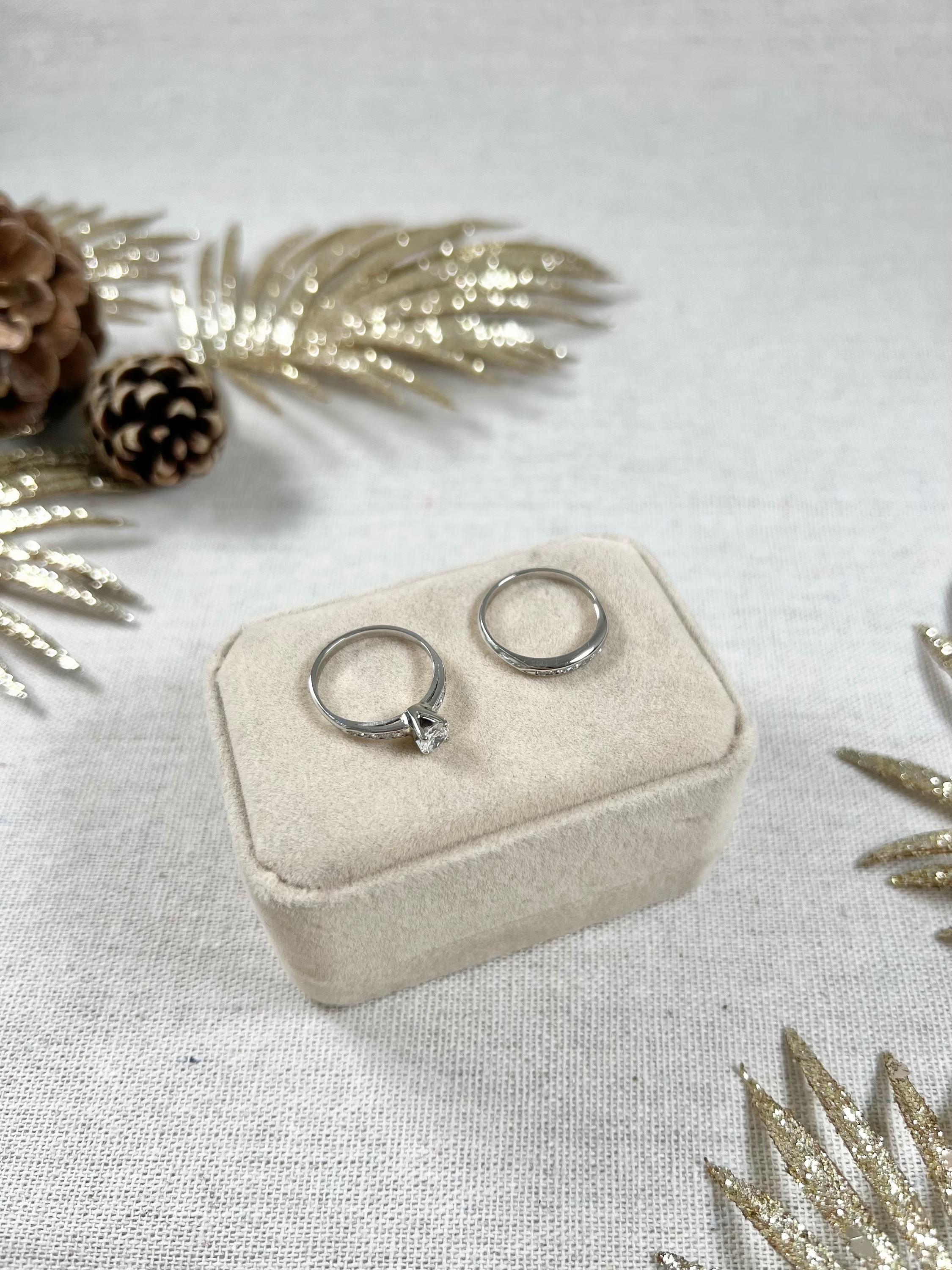 Conjunto de anillos de novia vintage

Platino

Alrededor de 1940

Este conjunto de anillos de novia vintage es una impresionante pieza de la década de 1940 que presenta un anillo de compromiso de diamante talla brillante de una sola piedra con