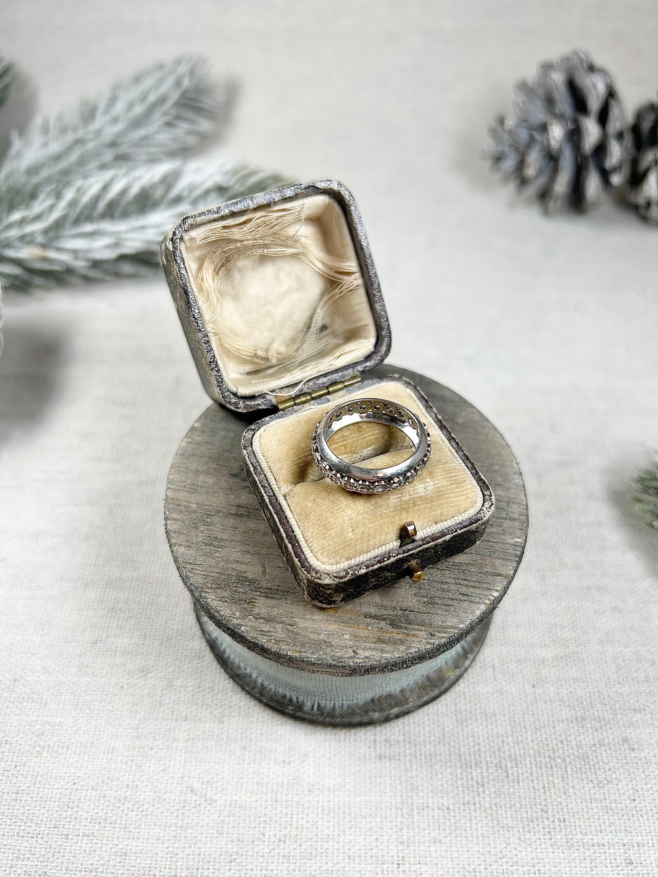 Vintage 1940's Platinum, Diamond Full Eternity Band Ring (bague d'éternité en platine et diamants) en vente 5