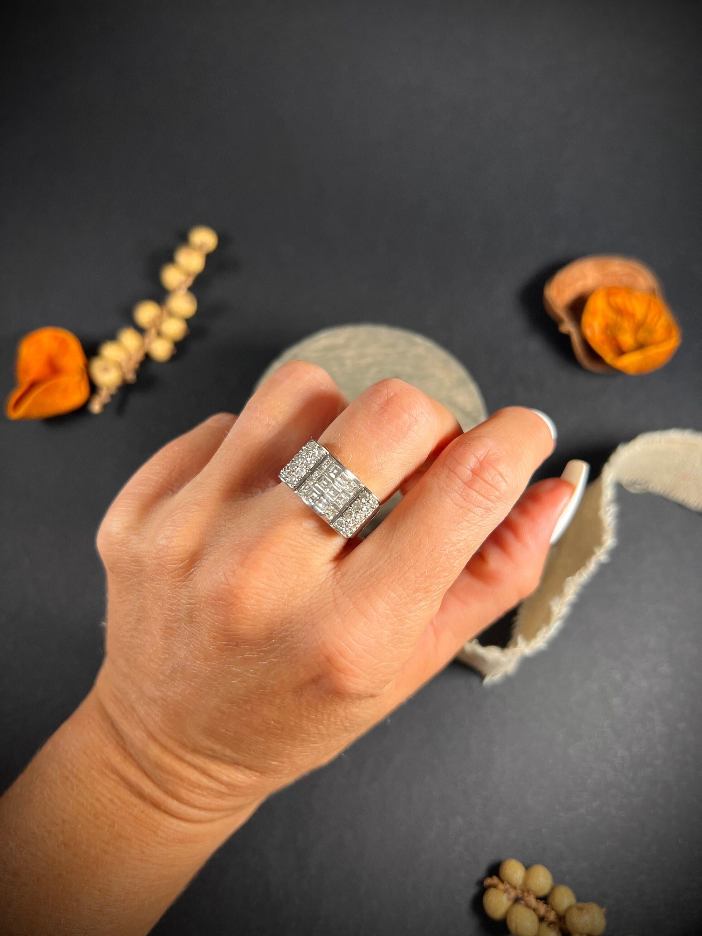 Bague de cocktail Vintage By 

Platine estampillé 

Circa 1940's

Magnifique bague de cocktail en diamant de style vintage. Fabuleux, style tank - serti de magnifiques diamants de taille carrée et de taille ancienne 
Une pièce d'apparat vraiment