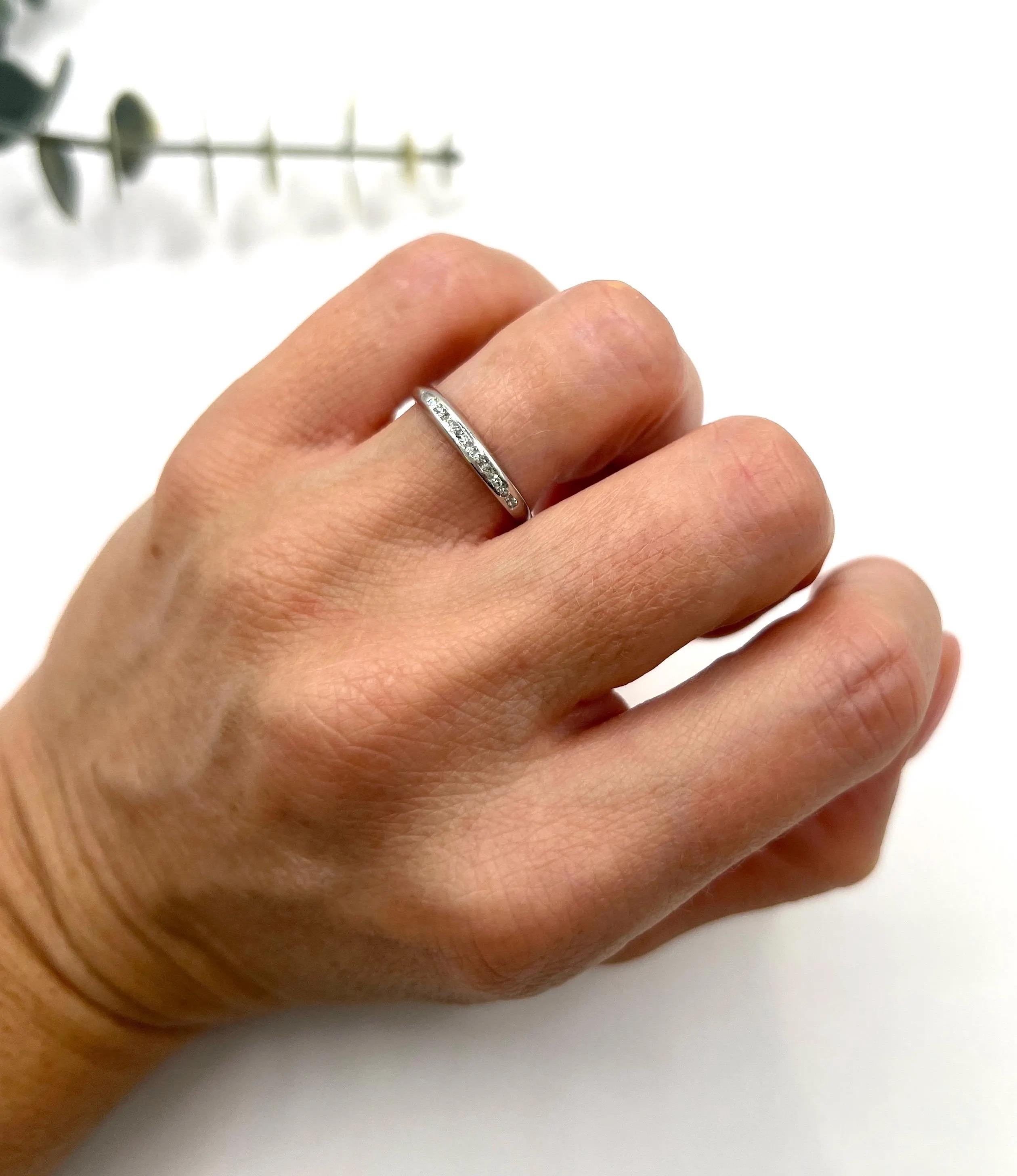 Anillo de boda vintage de platino con diamantes de los años 40 Corte brillante en venta