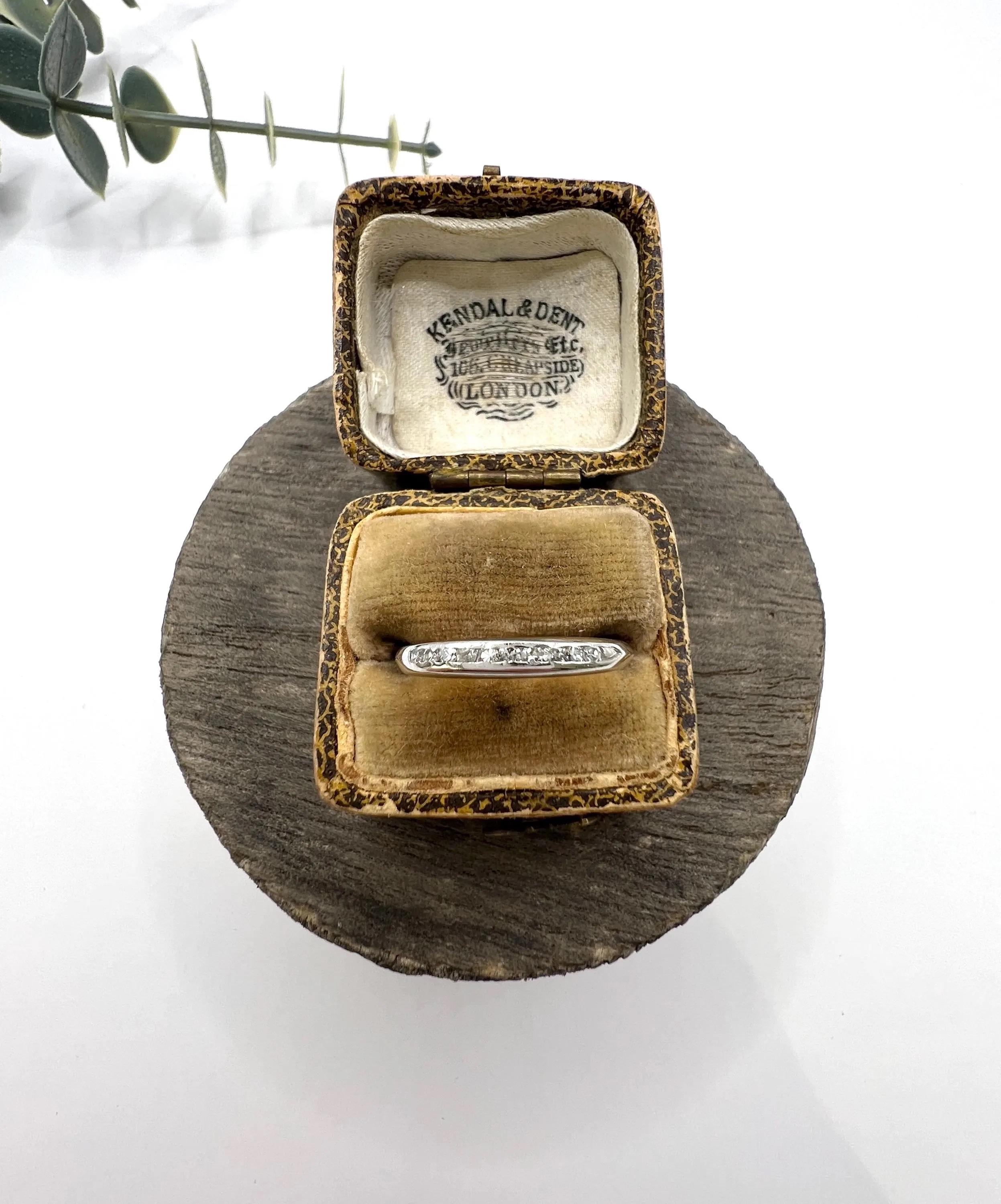 Femenino o masculino Anillo de boda vintage de platino con diamantes de los años 40 en venta