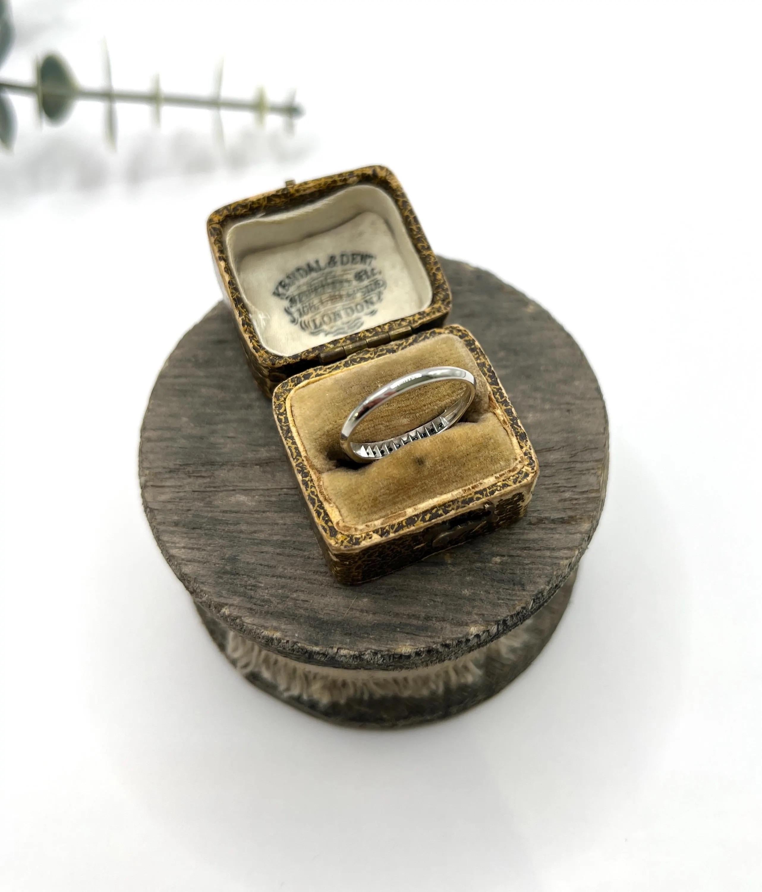 Anillo de boda vintage de platino con diamantes de los años 40 en venta 1