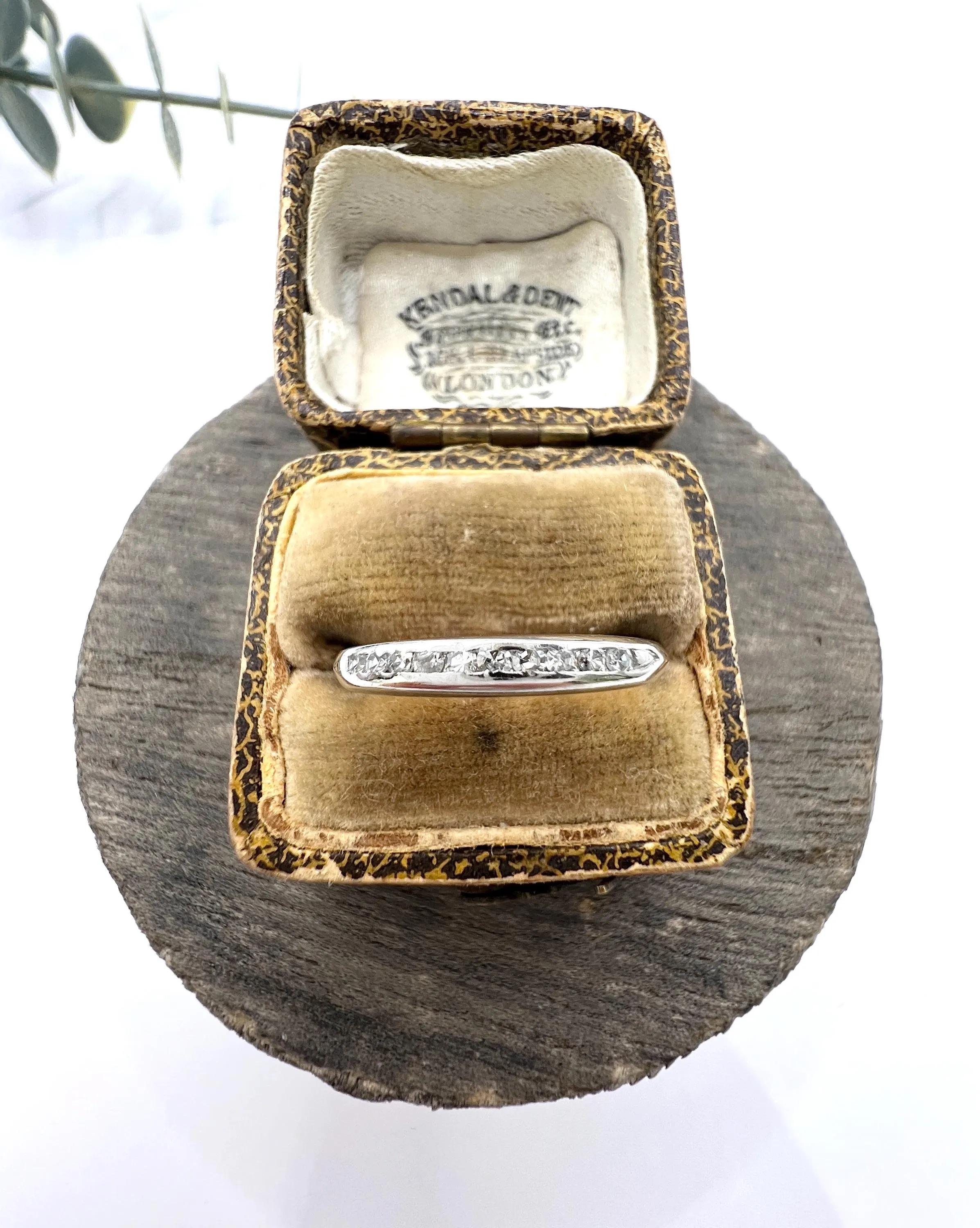 Anillo de boda vintage de platino con diamantes de los años 40 en venta 2