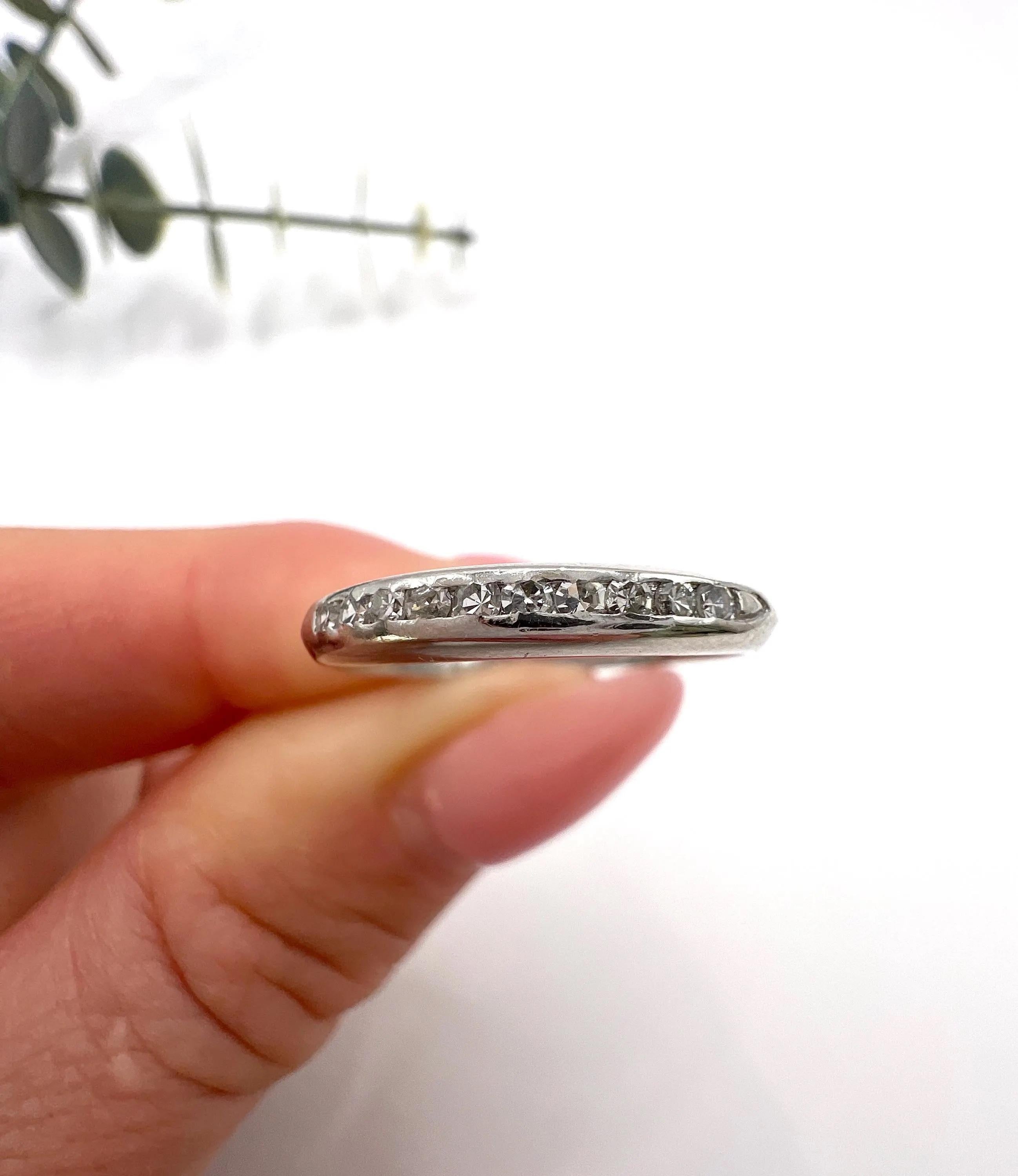 Anillo de boda vintage de platino con diamantes de los años 40 en venta 3