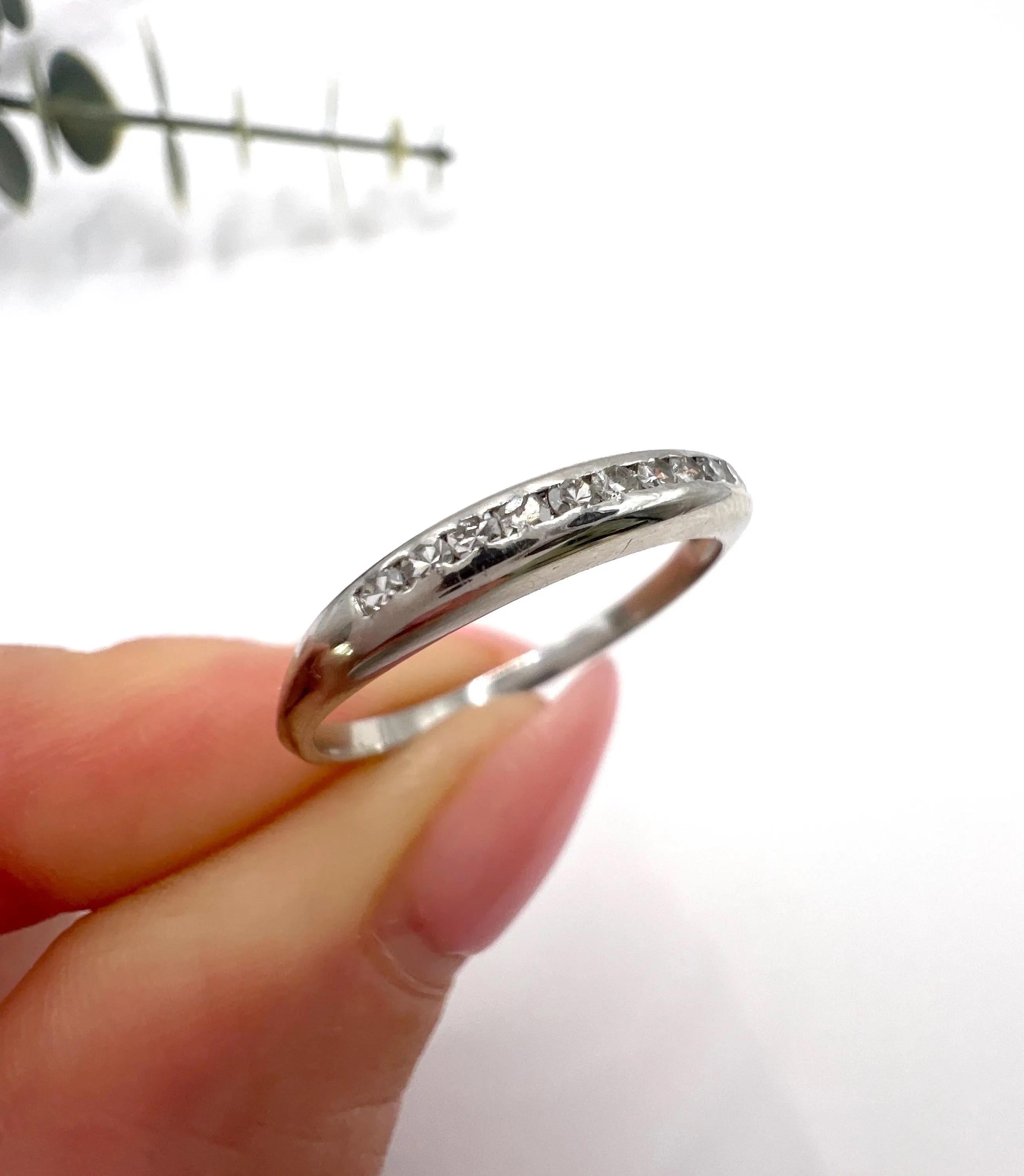 Anillo de boda vintage de platino con diamantes de los años 40 en venta 4