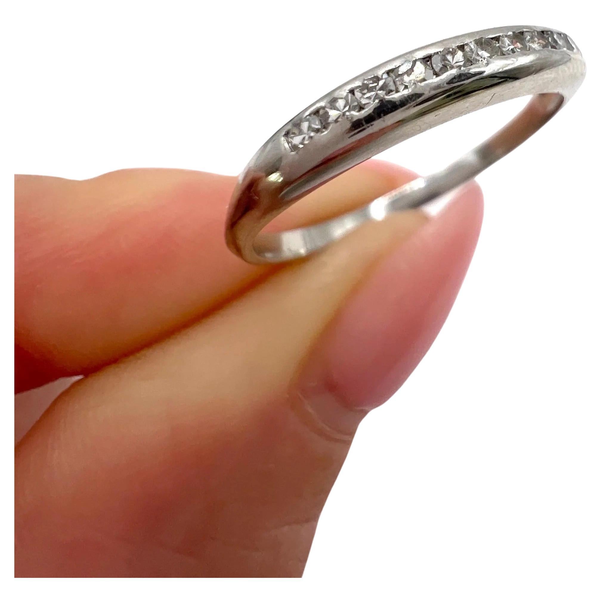 Anillo de boda vintage de platino con diamantes de los años 40 en venta