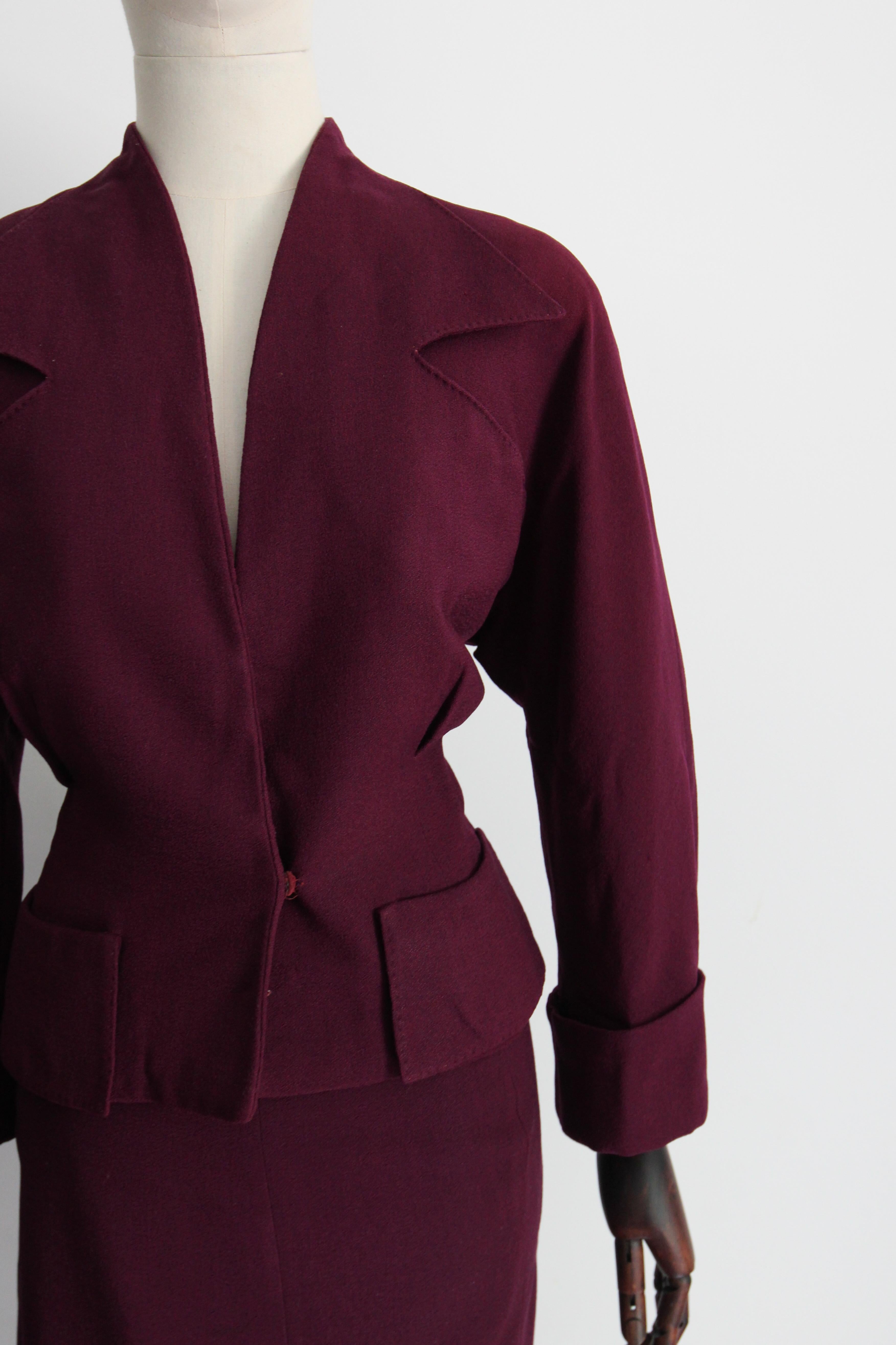 Vintage 1940's plum wool crepe skirt suit tailored burgundy suit UK 8-10 US 4-6 In Good Condition For Sale In Cheltenham, GB