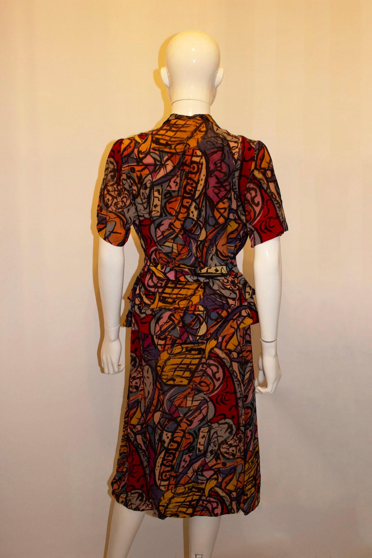 Vintage 1940s Print Skirt Suit with Attractive Belt In Good Condition For Sale In London, GB