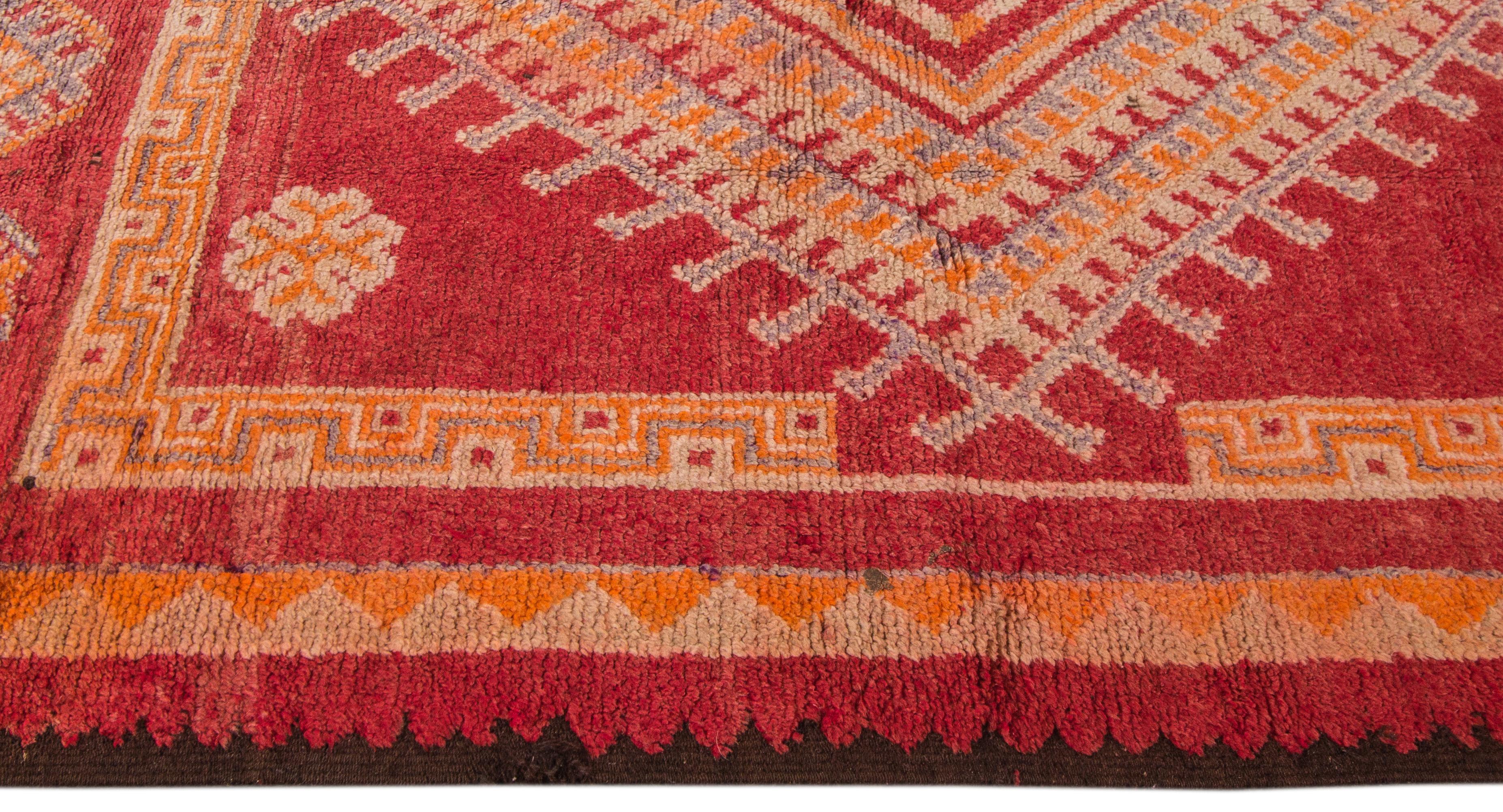 Vintage 1940s Rot und Orange marokkanischen Teppich, 5.10x13.02 im Zustand „Hervorragend“ im Angebot in Norwalk, CT
