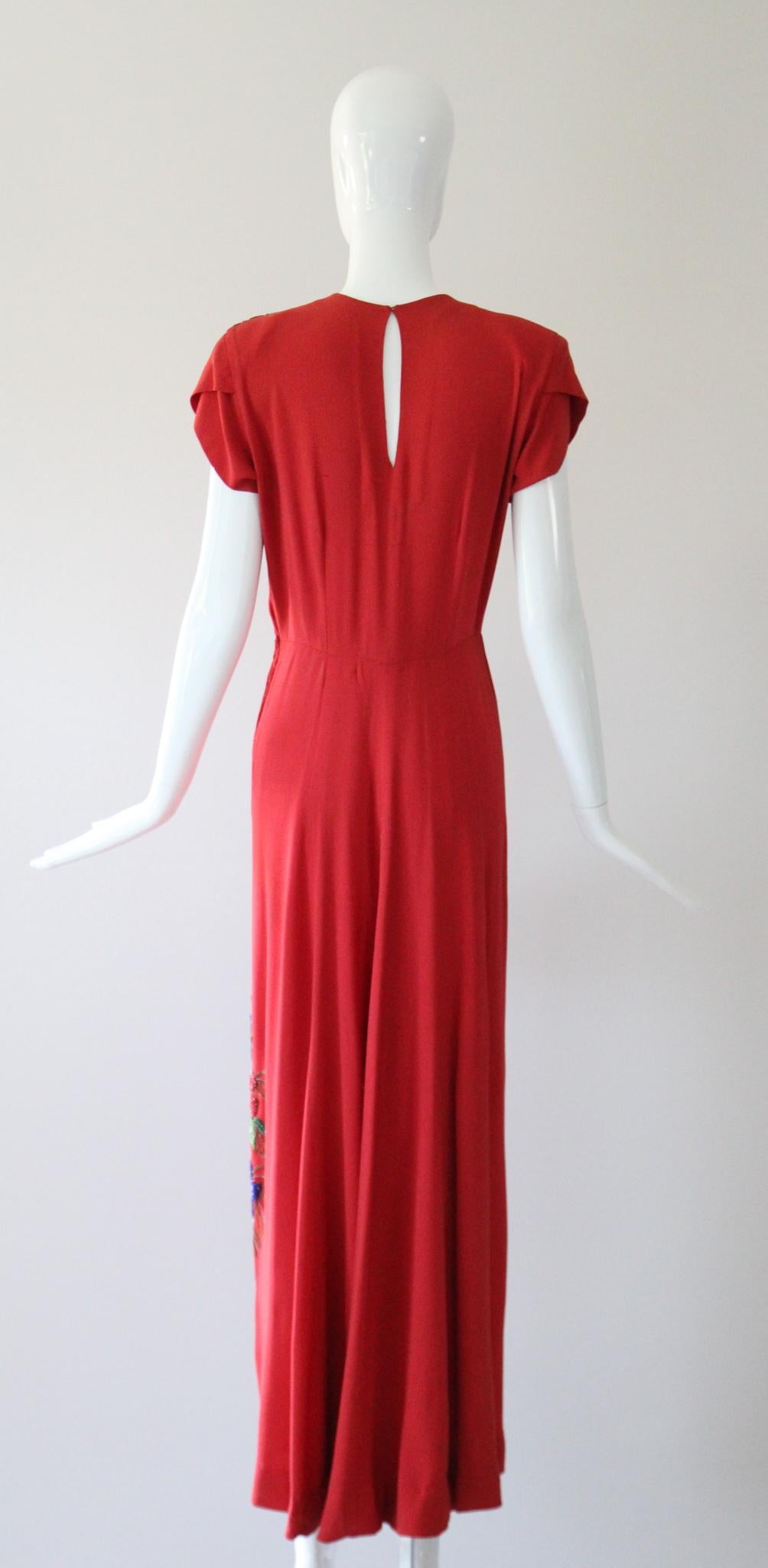 Robe de soirée Vintage 1940s rouge en crêpe de soie avec fleurs et perles Robe 1940s US 6 UK 10 en vente 5
