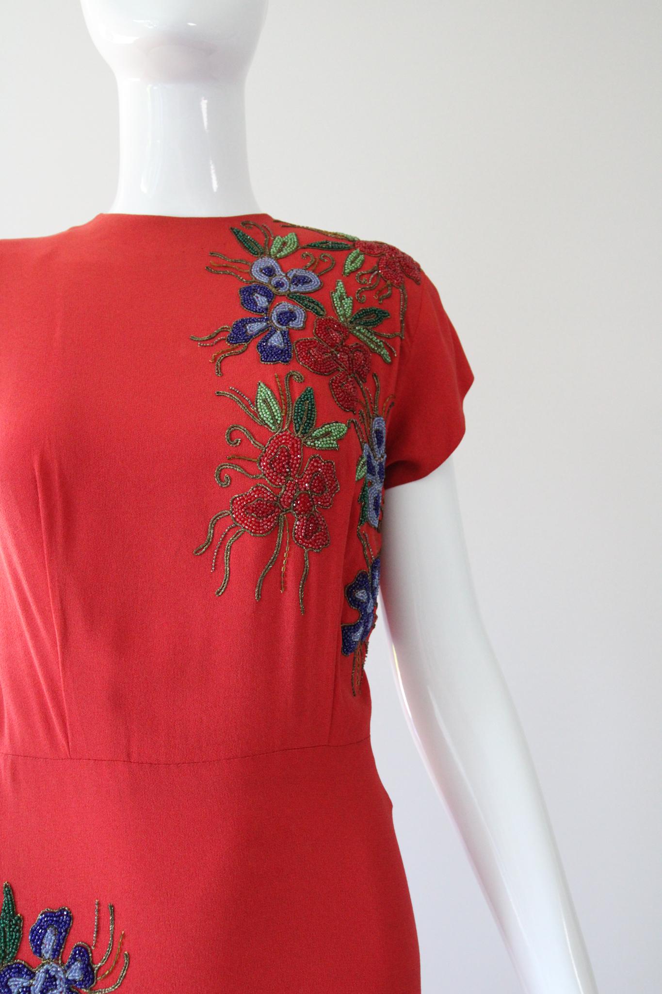 Rouge Robe de soirée Vintage 1940s rouge en crêpe de soie avec fleurs et perles Robe 1940s US 6 UK 10 en vente
