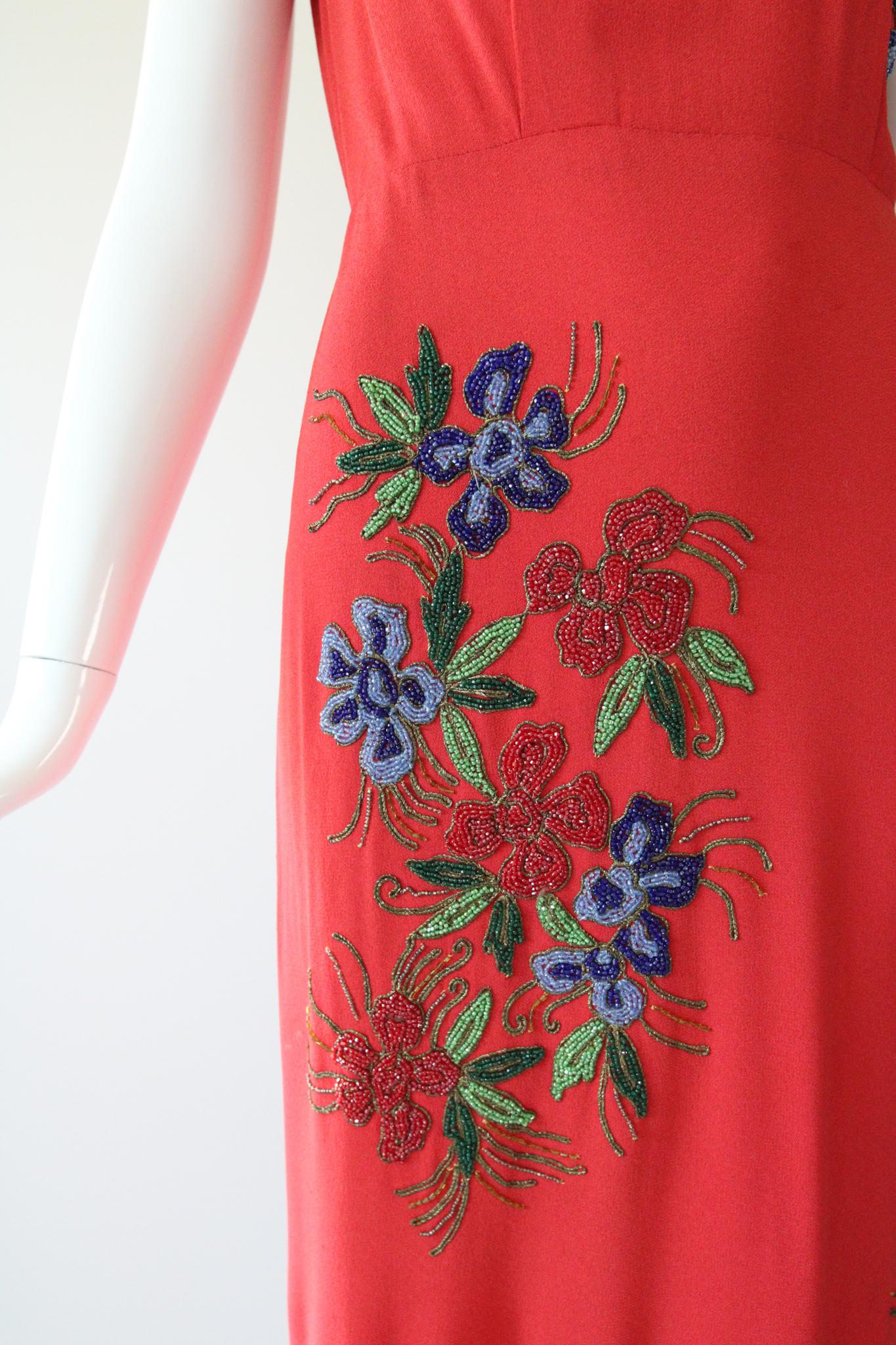 Robe de soirée Vintage 1940s rouge en crêpe de soie avec fleurs et perles Robe 1940s US 6 UK 10 Bon état - En vente à Cheltenham, GB