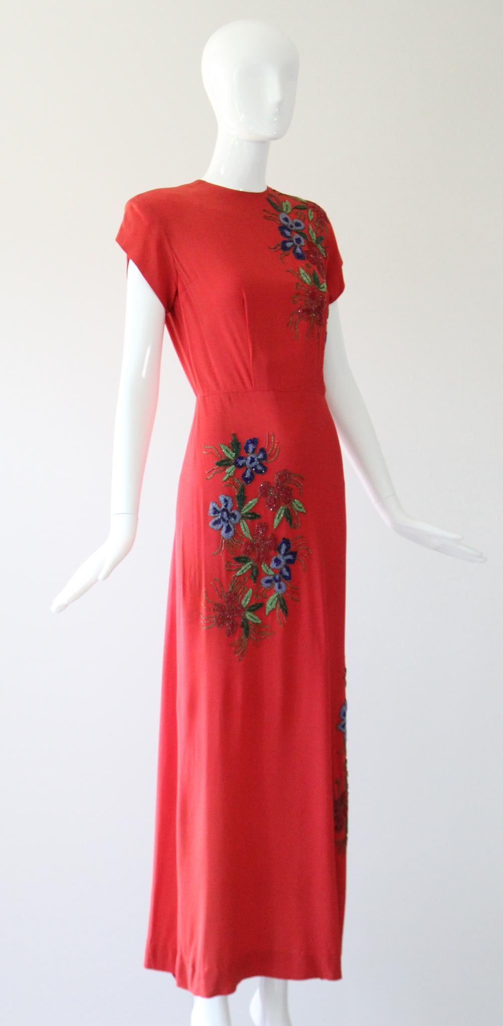 Robe de soirée Vintage 1940s rouge en crêpe de soie avec fleurs et perles Robe 1940s US 6 UK 10 Pour femmes en vente