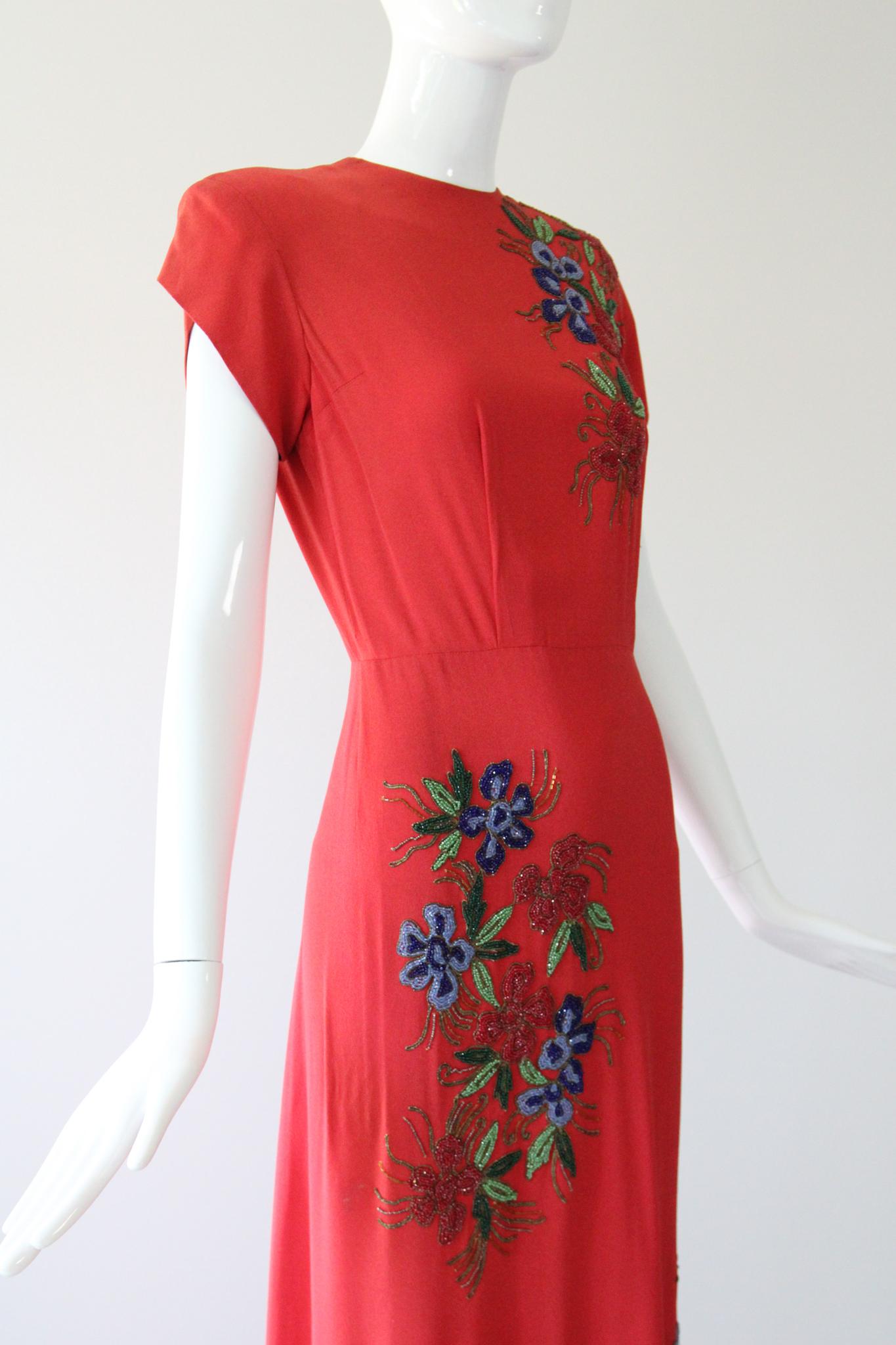 Robe de soirée Vintage 1940s rouge en crêpe de soie avec fleurs et perles Robe 1940s US 6 UK 10 en vente 1