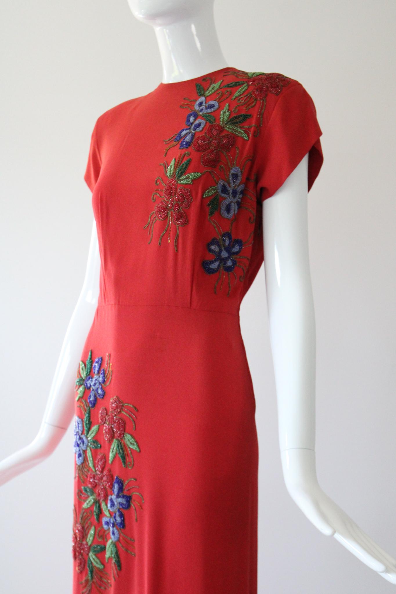 Robe de soirée Vintage 1940s rouge en crêpe de soie avec fleurs et perles Robe 1940s US 6 UK 10 en vente 3