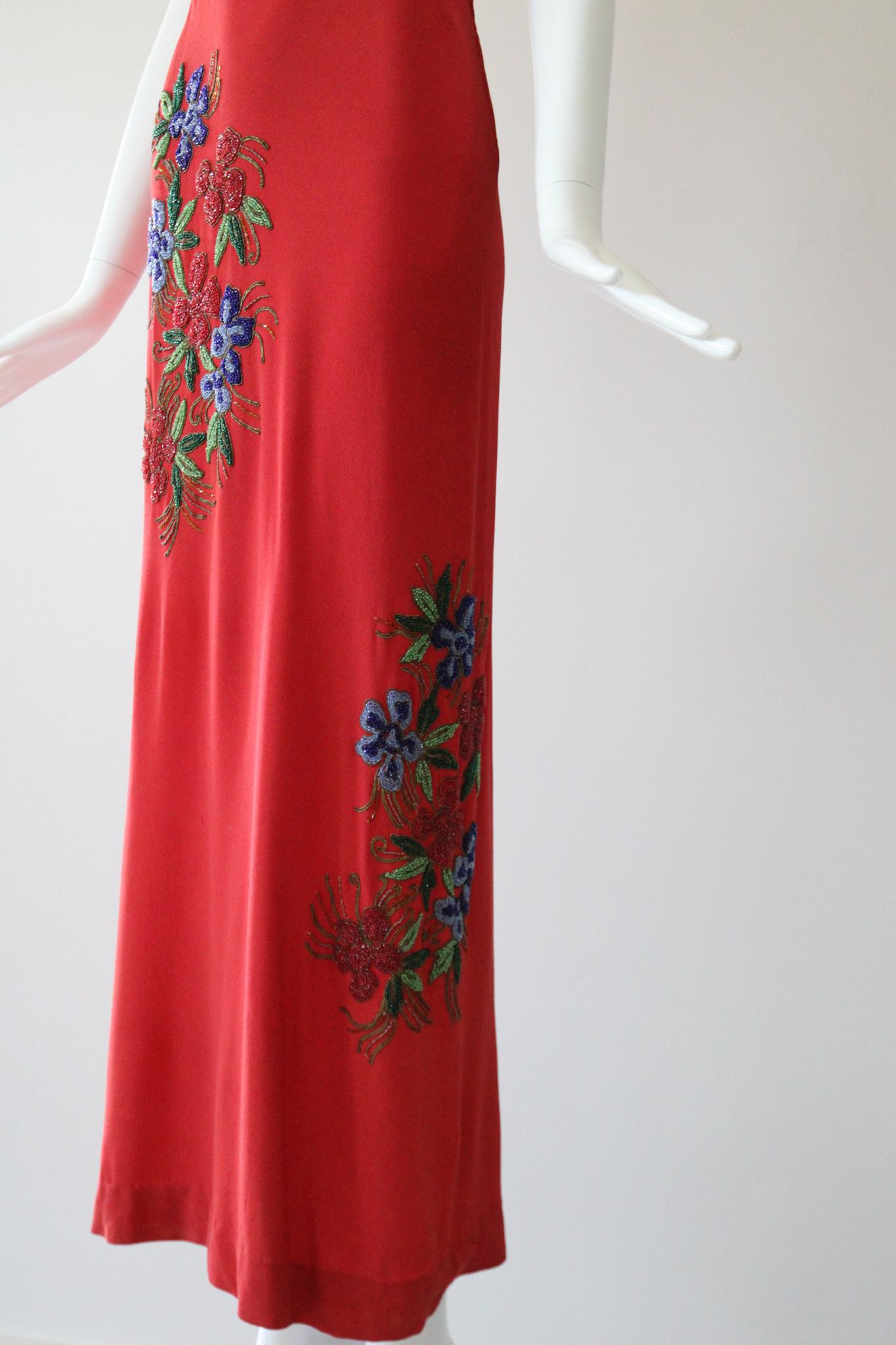 Robe de soirée Vintage 1940s rouge en crêpe de soie avec fleurs et perles Robe 1940s US 6 UK 10 en vente 4