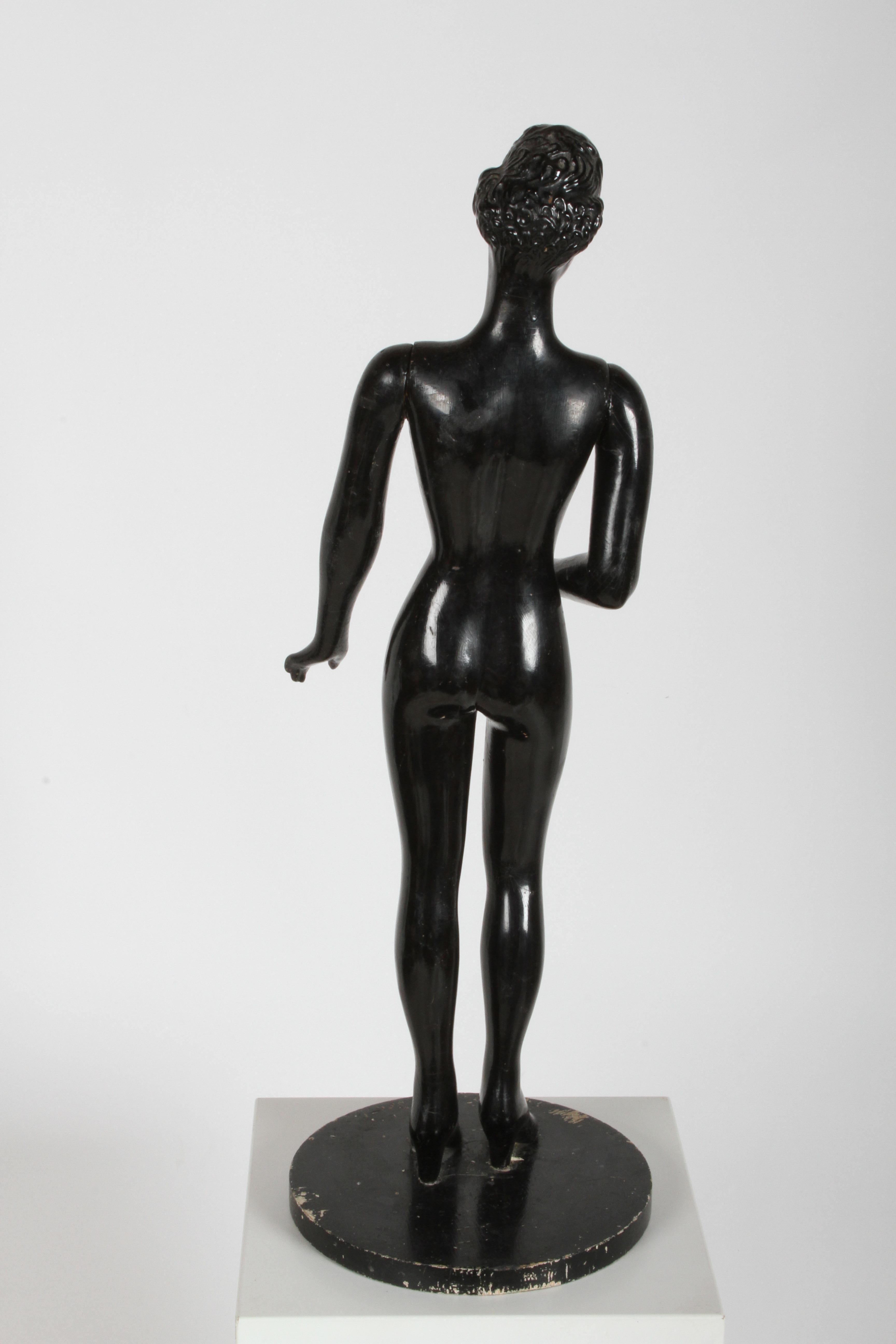 Milieu du XXe siècle Vieille vitrine de vente au détail des années 1940 avec comptoir de mannequins pour poupées féminines et peinture noire en vente