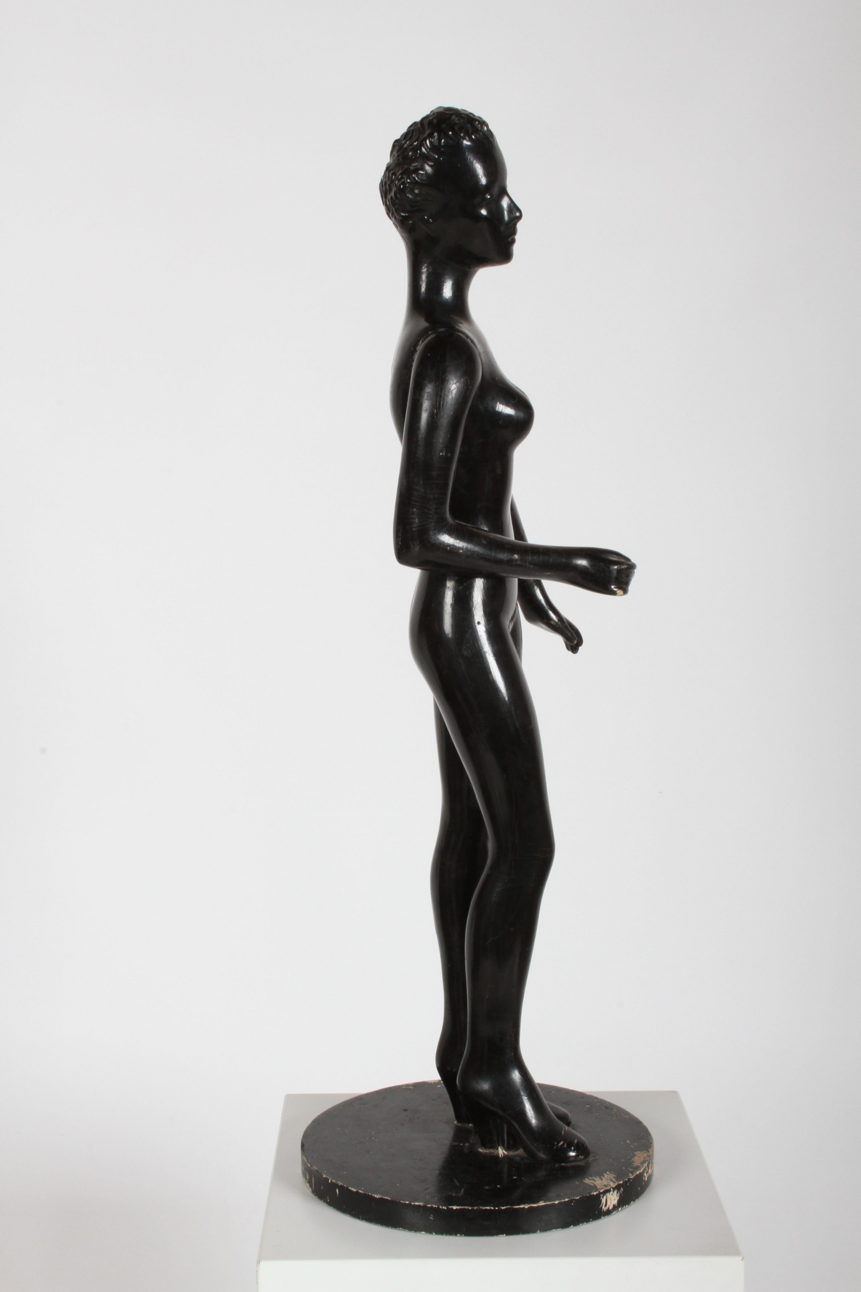 Vieille vitrine de vente au détail des années 1940 avec comptoir de mannequins pour poupées féminines et peinture noire en vente 2
