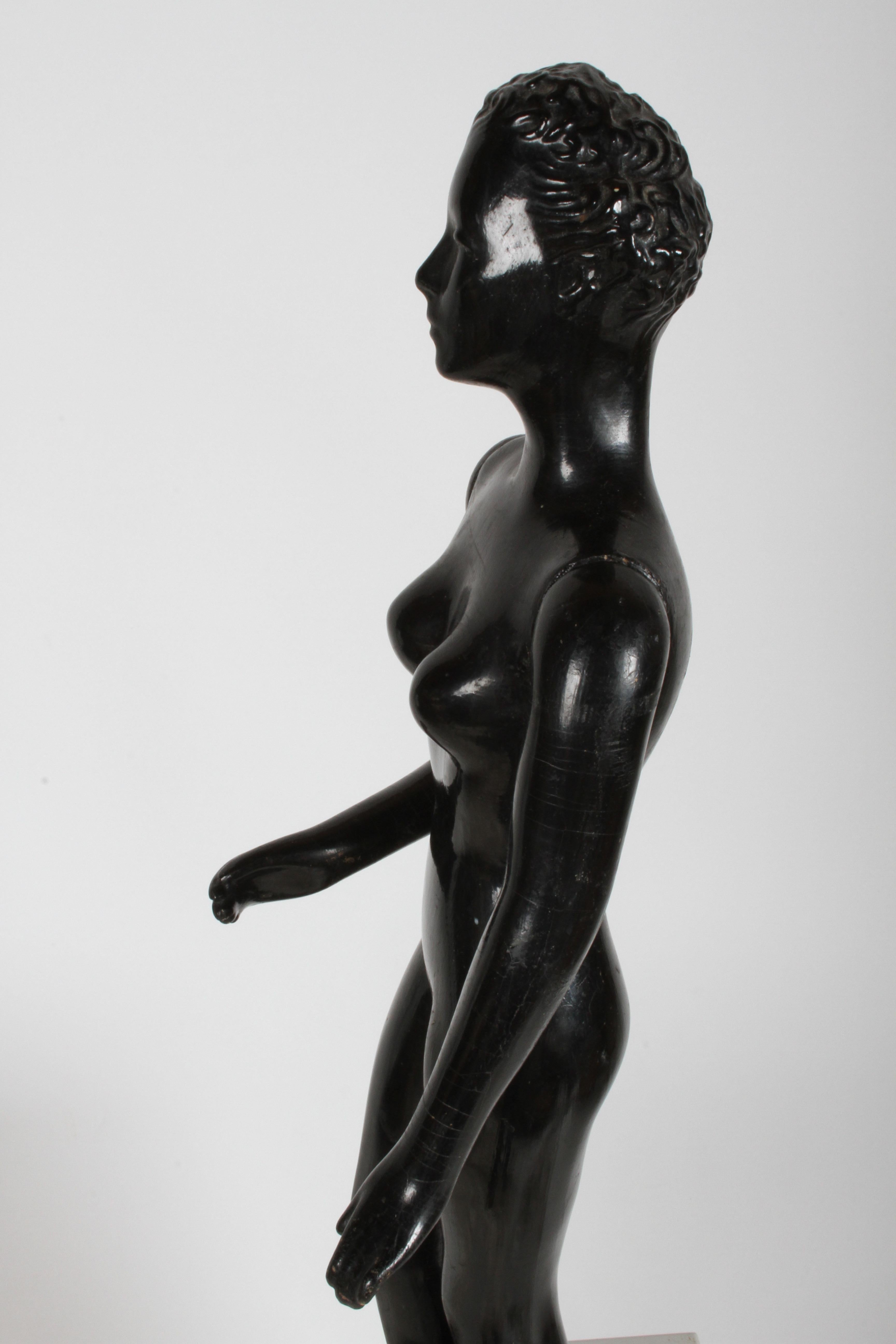 Art déco Vieille vitrine de vente au détail des années 1940 avec comptoir de mannequins pour poupées féminines et peinture noire en vente